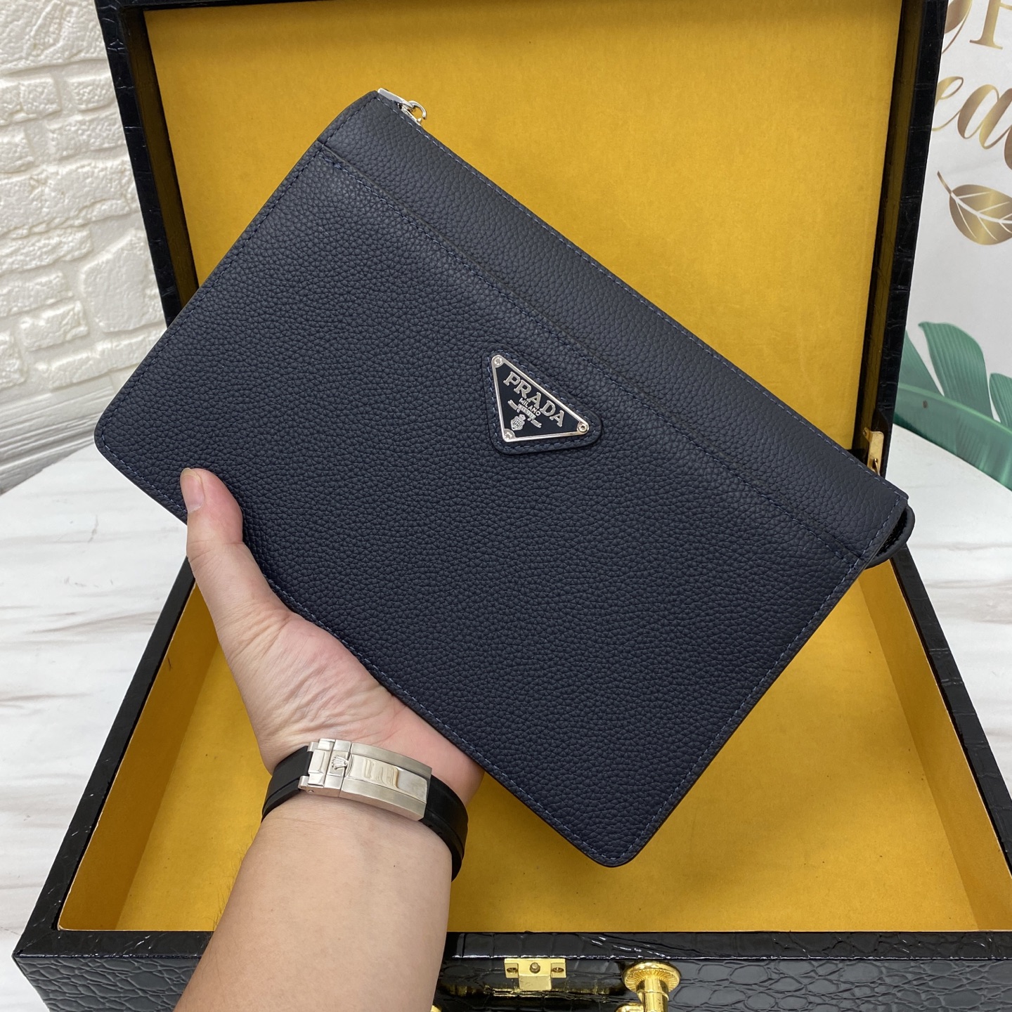 Élégant Pochette Prada en Cuir de Vachette Bleu Marine, 25 x 18.5 x 5 cm