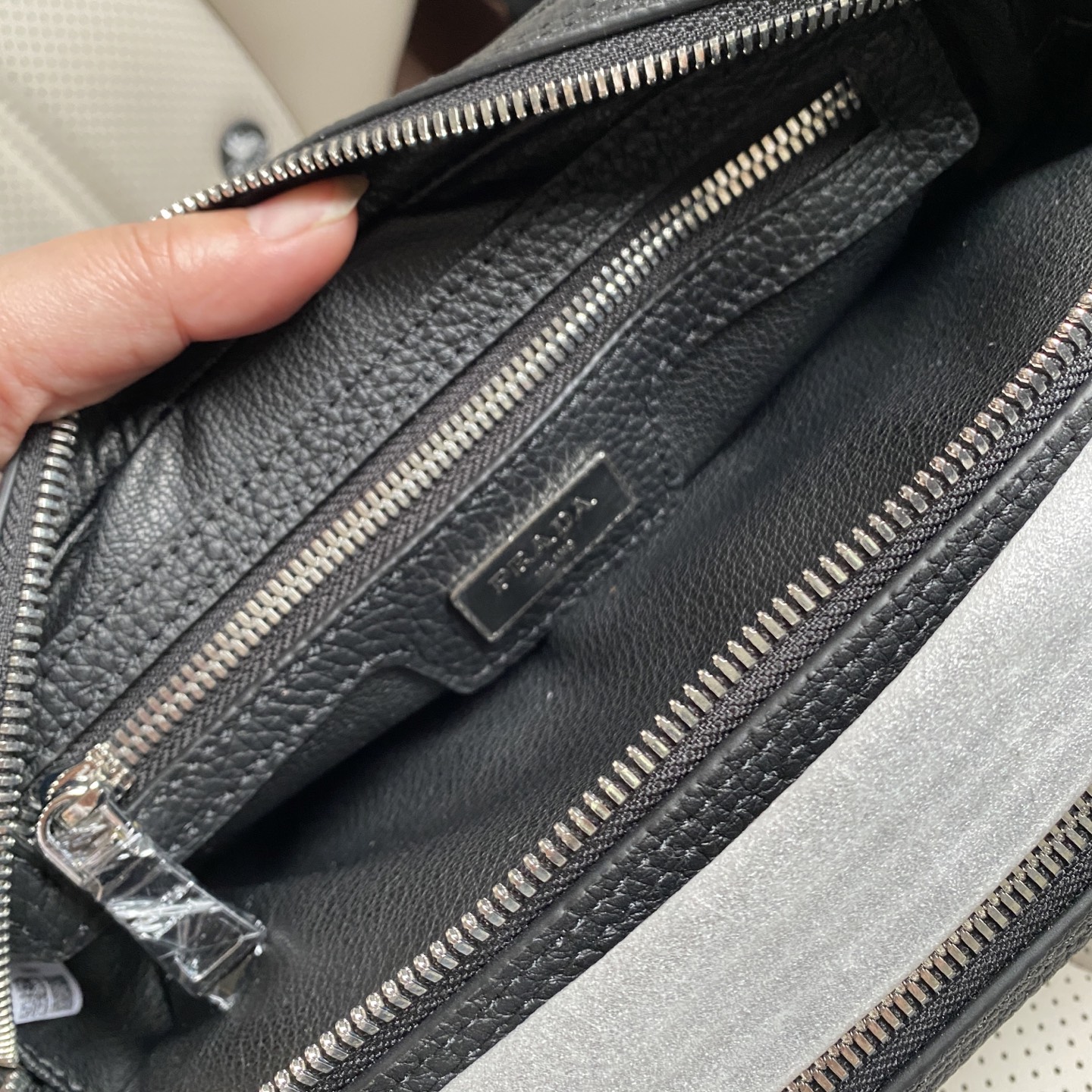 指纹锁。新品出货啦。P家😱♨原单俩用斜挂包✨专柜金典款🈵 意大利进牛皮♨包身立体有质感👍 ✨专柜款♨专注
