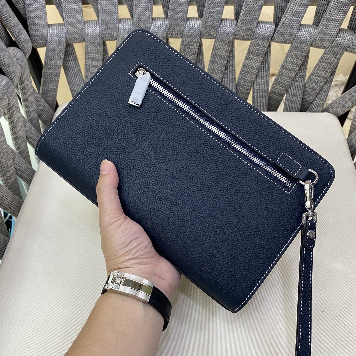 断货王⚠️专柜官网同步新款🏅H家休闲💫必备手包 出货⚡️顶级进口牛皮✨手感一流👍全新升级五金🌟配可拆卸手