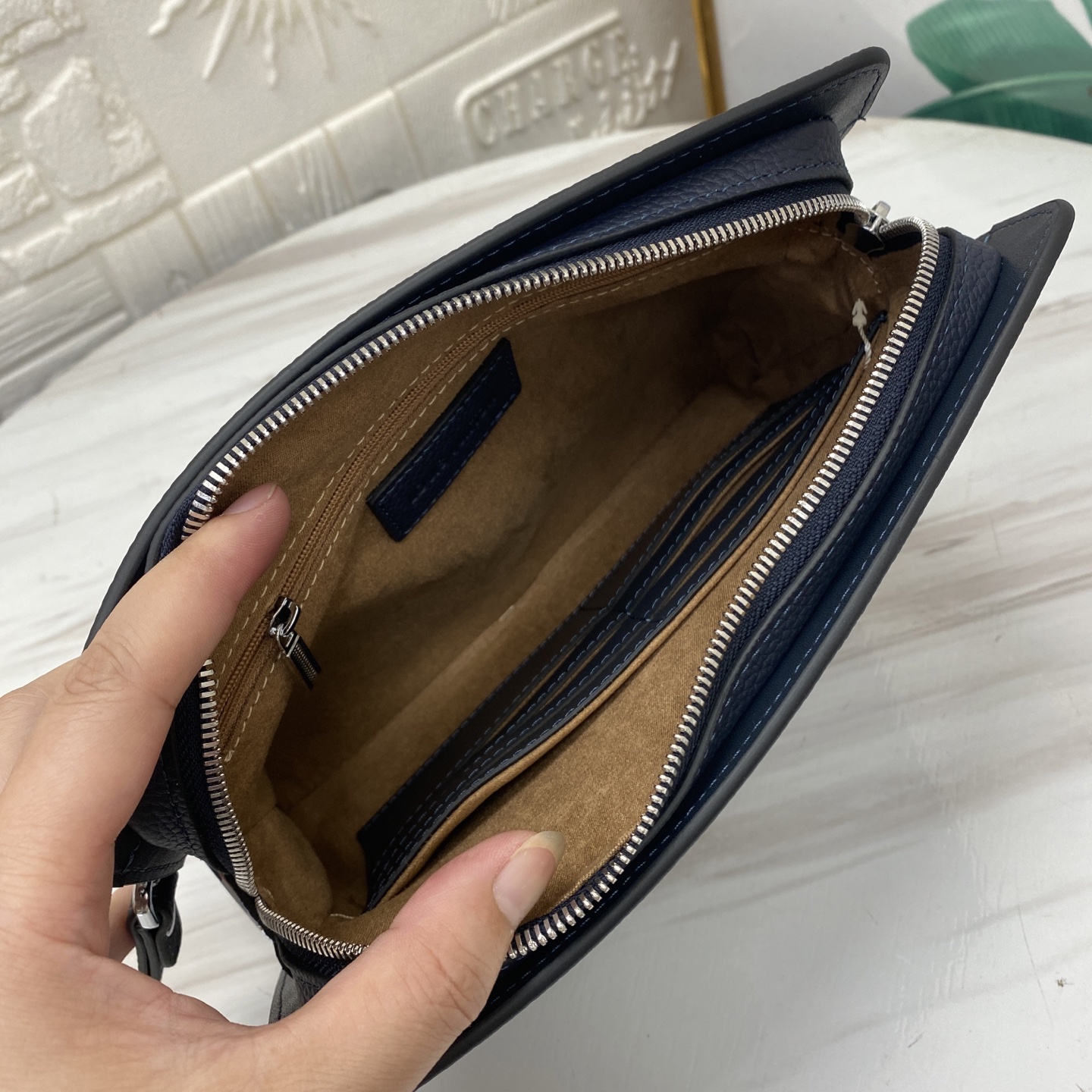 。醉新爆款男士指纹锁手包，高端品质面料采用进口层头皮  皮纹清晰皮光泽度极佳，皮质手感柔软舒适👍🏻完美诠