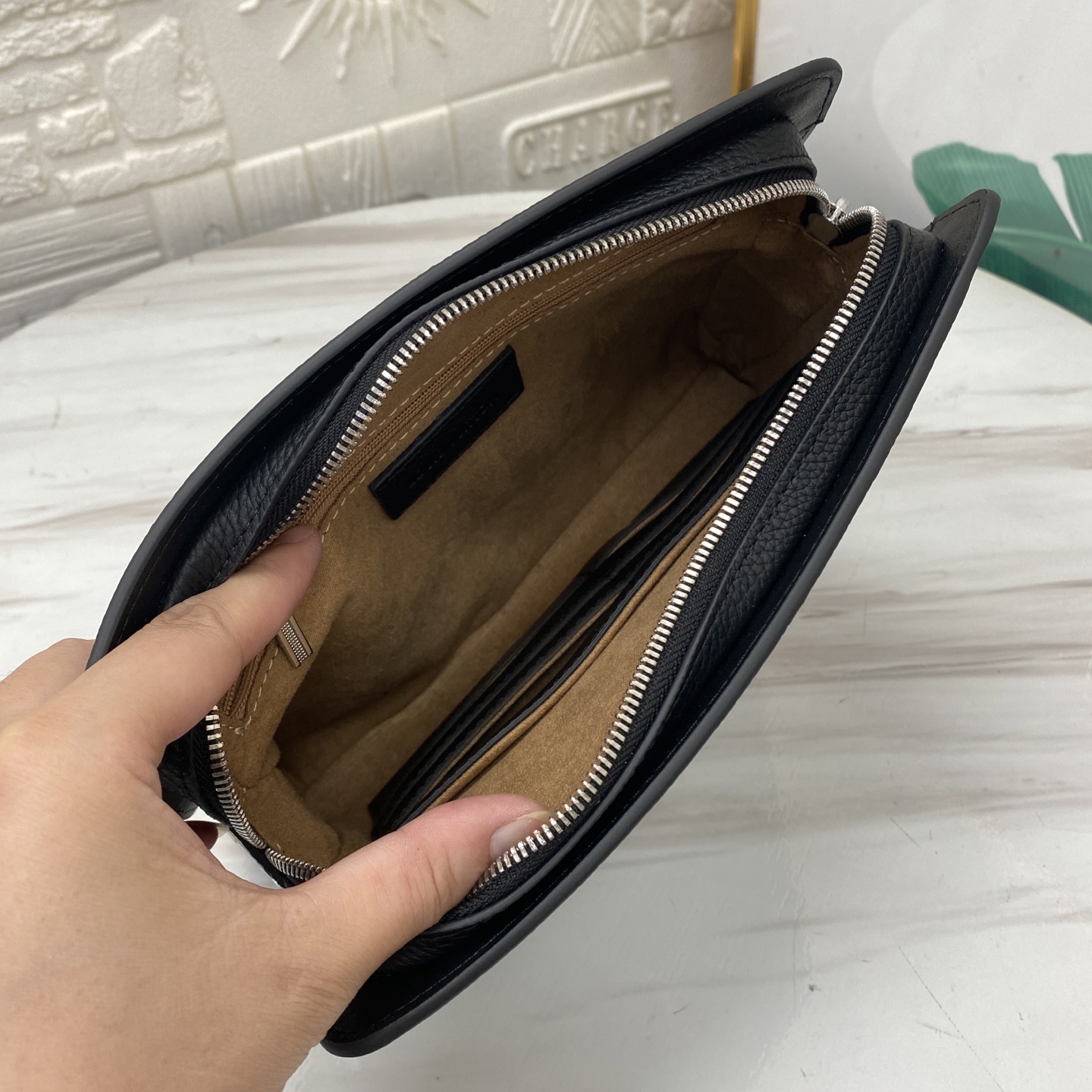 。醉新爆款男士指纹锁手包，高端品质面料采用进口层头皮  皮纹清晰皮光泽度极佳，皮质手感柔软舒适👍🏻完美诠
