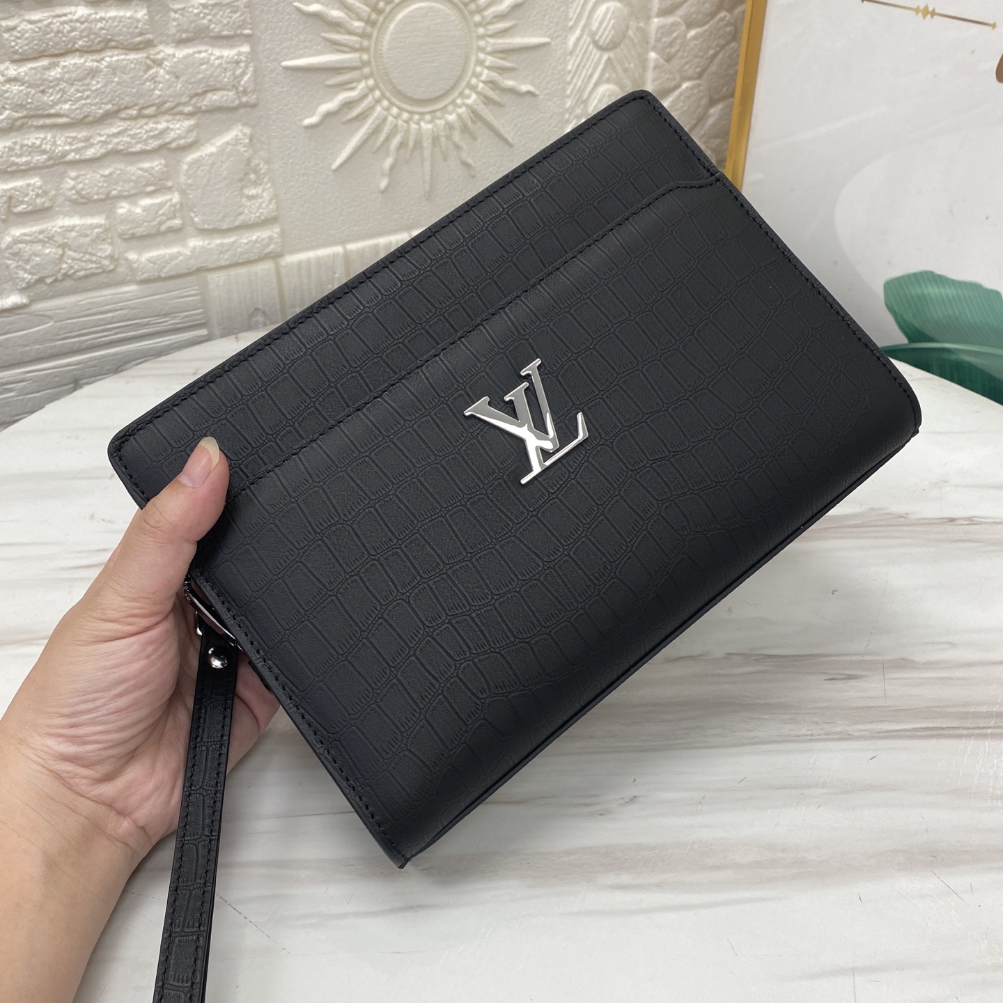 。醉新爆款男士密码锁手包，高端品质面料采用进口层头皮  皮纹清晰皮光泽度极佳，皮质手感柔软舒适👍🏻完美诠