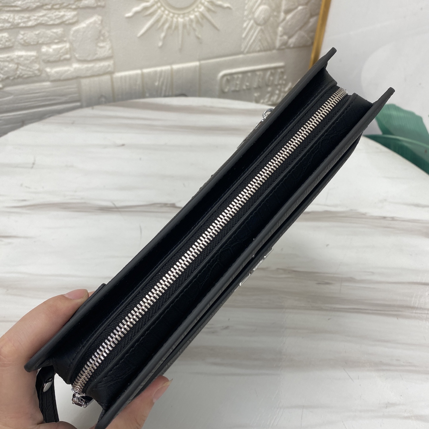 。醉新爆款男士密码锁手包，高端品质面料采用进口层头皮  皮纹清晰皮光泽度极佳，皮质手感柔软舒适👍🏻完美诠