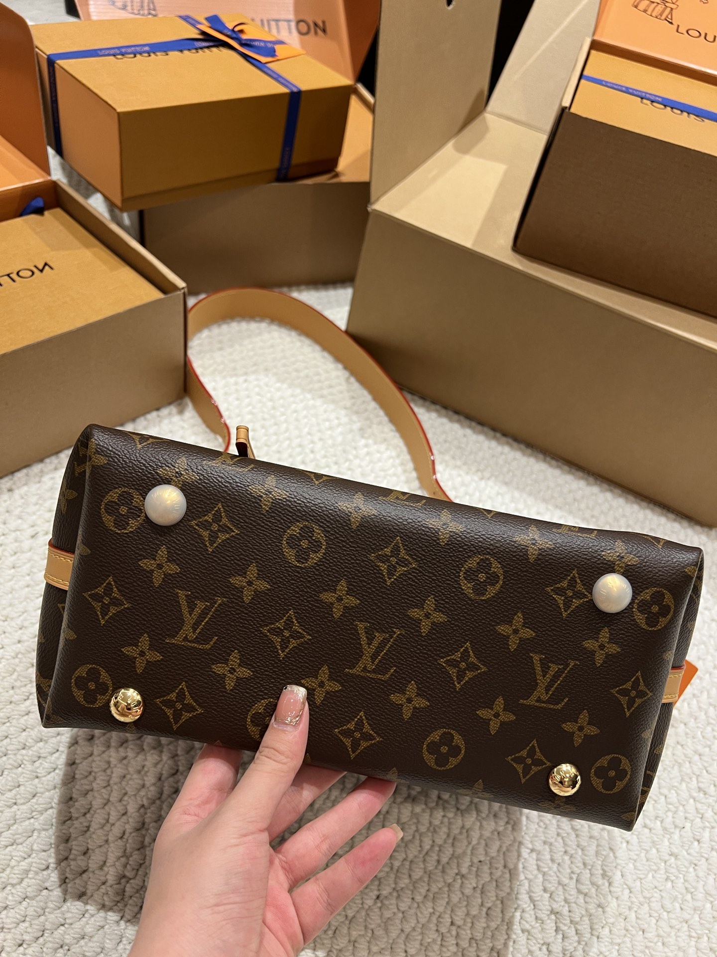 🅿️350【顶级原厂全钢】𝐂𝐀𝐑𝐑𝐘𝐀𝐋𝐋 小号#M46203 同步专柜动态变码芯片
▪️尺寸：29*24*12▪️
爆款𝐂𝐚𝐫𝐫𝐲𝐚𝐥𝐥系列，强烈推荐入手的颜值，
新宠大爆款系列，真的太太太好看了！
上市的第一天就一直是断货王，
休闲随性慵懒风，颜值真的是绝绝子，
上身一秒爱上，字母包的设计更加人性化！
作为日常的通勤包/妈咪包，都是绝佳的选择，实用性超强，颜值还很耐看百搭，史上最实用又高颜值的爆款之王！

随便🆚市场同等品质🐂