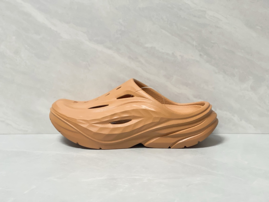 NO:260827,The platform is exclusively available for pure original channel men's style, sports shoe size!  HOKA ONE ONE Soothing Anti-wear and non-slip slippers, fashionable and atmospheric appearance. The sole is made of wear-resistant materials and is meticulous to show the brand’s charm. The micro-curved toe design is flexible and responsive. Protect the toes. The shoe body is matched with simple colors to create a simple and neat appearance and outstanding feel. The sole creates a special texture to solve the slipping problem. Sizes M7=(39-40), M8=(41-42), M9=(42-43), M10=(43-44), M11=(45-46), slippers, sneakers, slippers19860909平台专供 纯原渠道男款,运动鞋码！ HOKA ONE ONE 舒缓 防磨防滑包头拖鞋 ,外观时尚大气 鞋底采用耐磨材质 细致做彰显品牌魅力 微翘式鞋头设计,响应灵活 保护脚趾 鞋身运用简洁的色彩进行搭配 缔造简洁利落外观和出众脚感 鞋底打造特殊底纹 解决打滑问题. 尺码M7=(39-40)、M8=(41-42)、M9=(42-43)、M10=(43-44)、M11=(45-46),拖鞋,sneakers,slippers,Women's Shoes