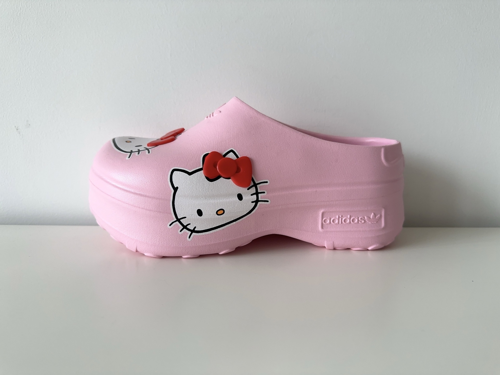 NO:236409,Version Upgrade Standard Size Adidas Hello kitty Kitty Co-branded bread shoes Adidas non-slip wear-resistant and lightweight Mueller Chefs Easy foot feel Walk as soon as you wear These slippers are designed to pay tribute to the classic Stan Smith Simple upper and heel details are inspired by the original and bring a modern innovation with thick proportions and ultra-smooth touch Use foam made of sugar cane Eco-friendly Get rid of straps or laces Easy to put on and off Keep comfortable Use natural renewable materials Designed to help reduce plastic pollution Size 36-40, slippers, adidas, slippers19860909版本升级 标准码 Adidas Hello kitty凯蒂猫联名款面包鞋 阿迪达斯防滑耐磨轻便 穆勒厨师鞋 轻松脚感 一穿即走 这款拖鞋旨在致敬经典的Stan Smith 简约鞋面和后跟细节灵感源于原版 并通过厚实的比例和超光滑的触感 带来现代风格的革新 采用含有甘蔗制成的泡沫材料 心系环保 摆脱绑带或鞋带束缚 易于穿脱 保持舒适 采用天然可再生材料 旨在帮助减少塑料污染 尺码36-40,拖鞋,adidas,slippers,Women's Shoes