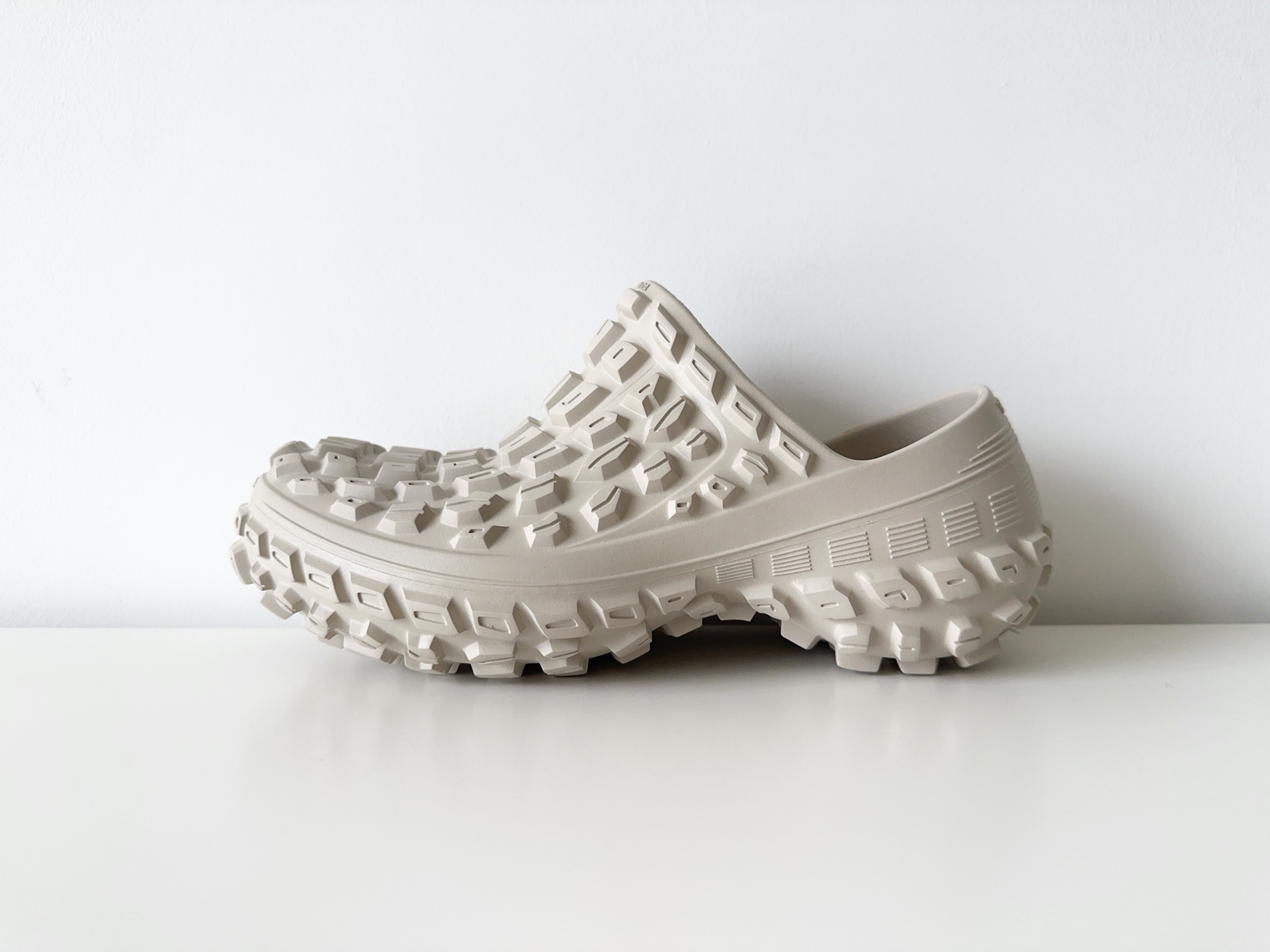 NO:260822,Production of the big manufacturer Original box #BALENCIAGA Defender Balenciaga Bodyguard Series Tank Track Tire Off-road Outdoor One-Pick Lazy Sleeve Casual Sports Sandals Ultralight 95 (Injection Molding) Plastic 5 Foaming Plastic Foaming Cushioning Material Brand Newly developed I foam exaggerated tire pattern sole Rubber Clog Shoes Lazy shoes 20mm arch Exaggerated tire pattern sole Toe edge, rear top and upper gravure Balenciaga Logo Size written on the upper and heel Size 36 37 38 39 40 41 42 43 44 45 46, Slippers, balenciaga, balenciaga, fendi, sandals, slippers19860909大厂出品 原盒#BALENCIAGA Defender 巴黎世家保镖系列坦克履带轮胎型越野户外一脚蹬懒人套休闲运动凉鞋 超轻95(注塑)塑料 5泡沫塑料发泡缓震物料 全新开发I发泡夸张轮胎花纹鞋底 橡胶 屐鞋 懒人鞋 20毫米足弓 夸张轮胎花纹鞋底 鞋头边缘、后帮和鞋面凹印 Balenciaga 徽标 鞋面和后跟写有尺码 尺码36 37 38 39 40 41 42 43 44 45 46,拖鞋,balenciaga,balenciaga,fendi,sandals,slippers,Women's Shoes