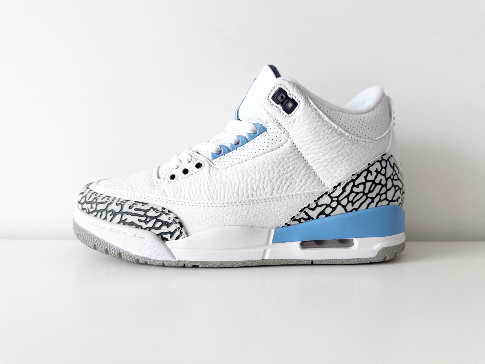 NO:664777,Jordan Air Jordan 3 retro 'unc trendy mid-top retro basketball shoes for men and women North Carolina blue 36-47,19860909Jordan Air Jordan 3 retro 'unc 潮流 中帮 复古篮球鞋 男女款 北卡蓝36-47,,Men's shoes