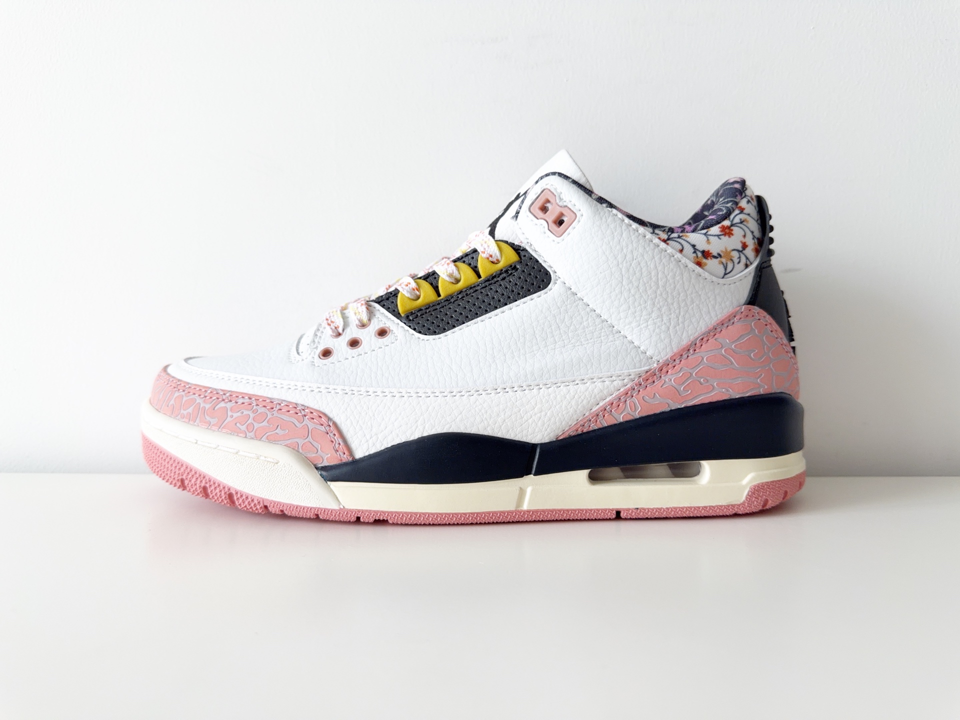 NO:664795,Jordan Air Jordan 3 'Red Stardust' synthetic leather comfortable round toe non-slip mid-top basketball shoes white GS 36-47,19860909Jordan Air Jordan 3 'Red Stardust' 合成革 舒适圆头 防滑 中帮 篮球鞋 白色 GS 36-47,,Men's shoes