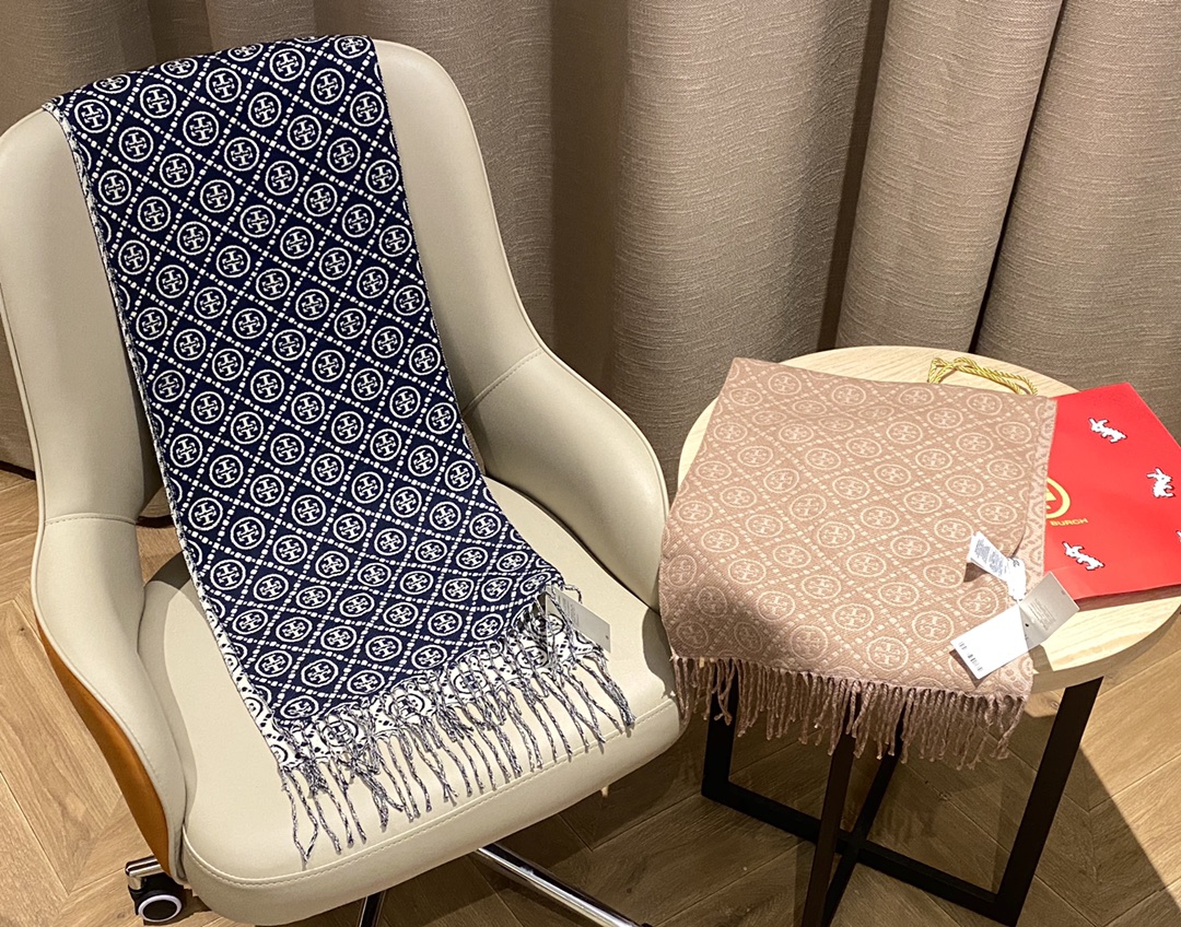Reversible scarf featuring a dark jacquard pattern on one side and a - Comprehensive 5