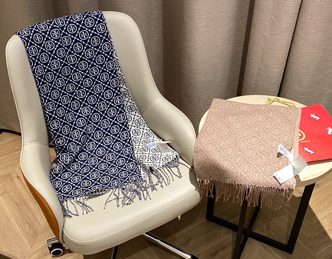 Reversible scarf featuring a dark jacquard pattern on one side and a - Comprehensive 4