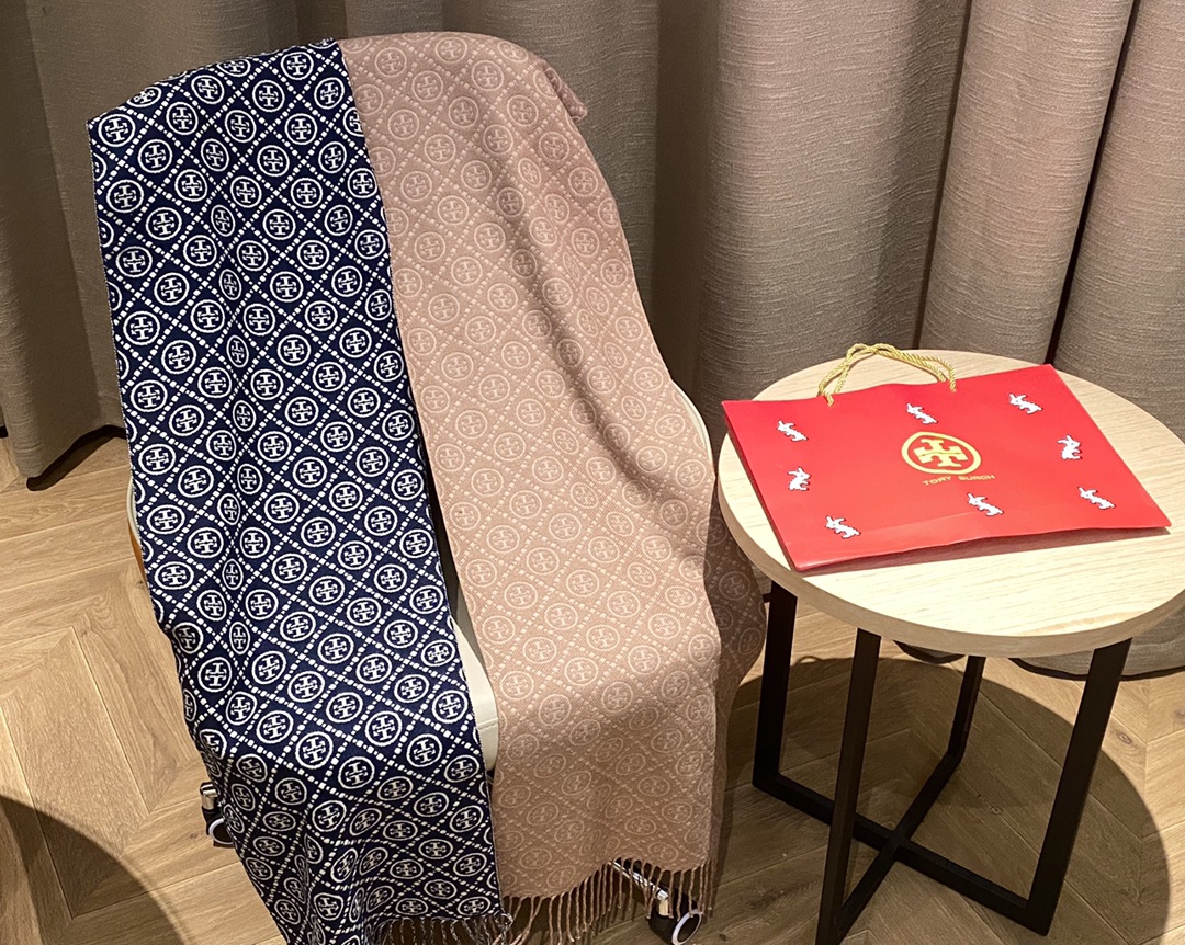 Reversible scarf featuring a dark jacquard pattern on one side and a - Comprehensive 2