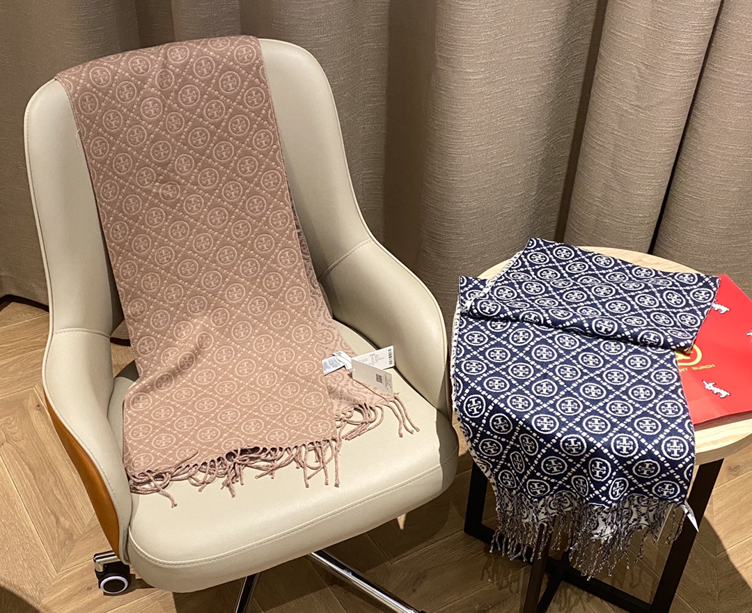 Reversible scarf featuring a dark jacquard pattern on one side and a - Comprehensive 3