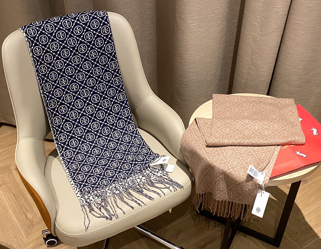 Reversible scarf featuring a dark jacquard pattern on one side and a - Comprehensive 6