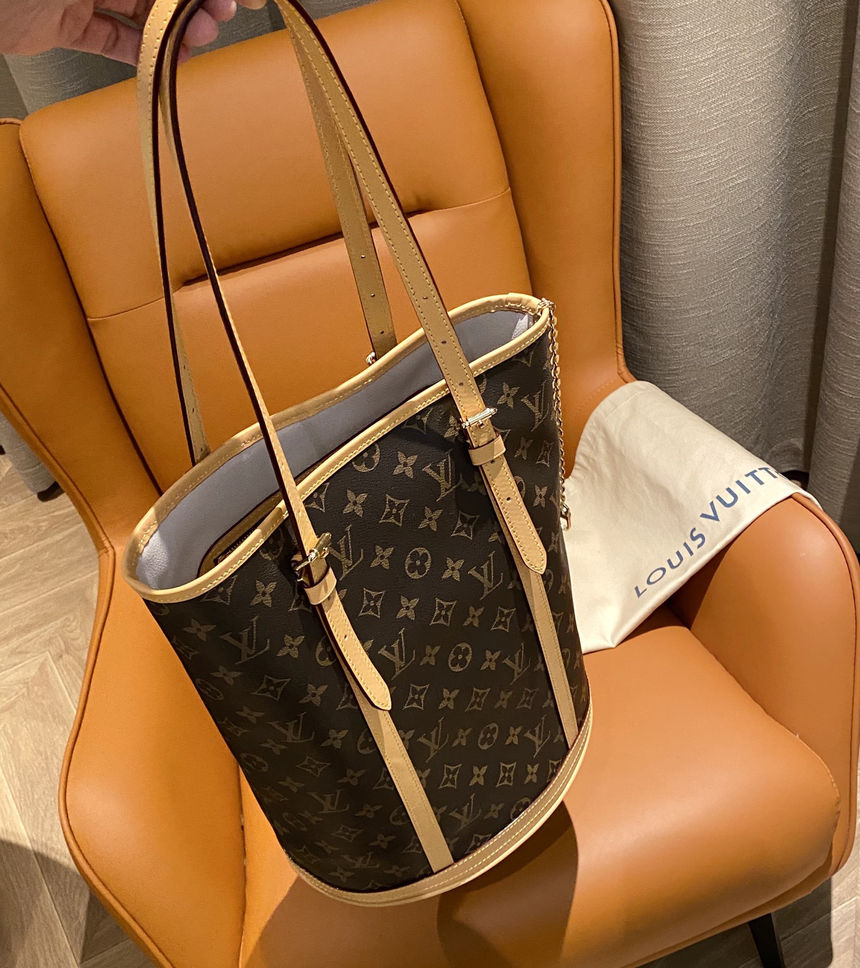 A classic bucket tote featuring a relaxed, slouchy silhouette - Comprehensive