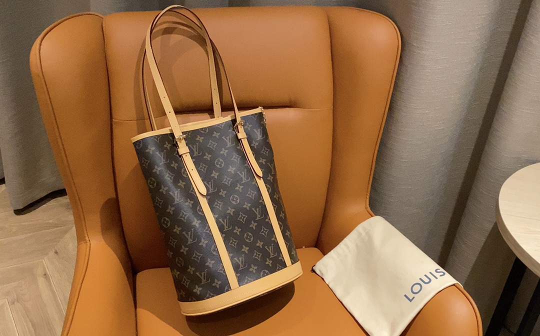 vintage LV Monogram canvas features a deep, pronounced grain with - Comprehensive