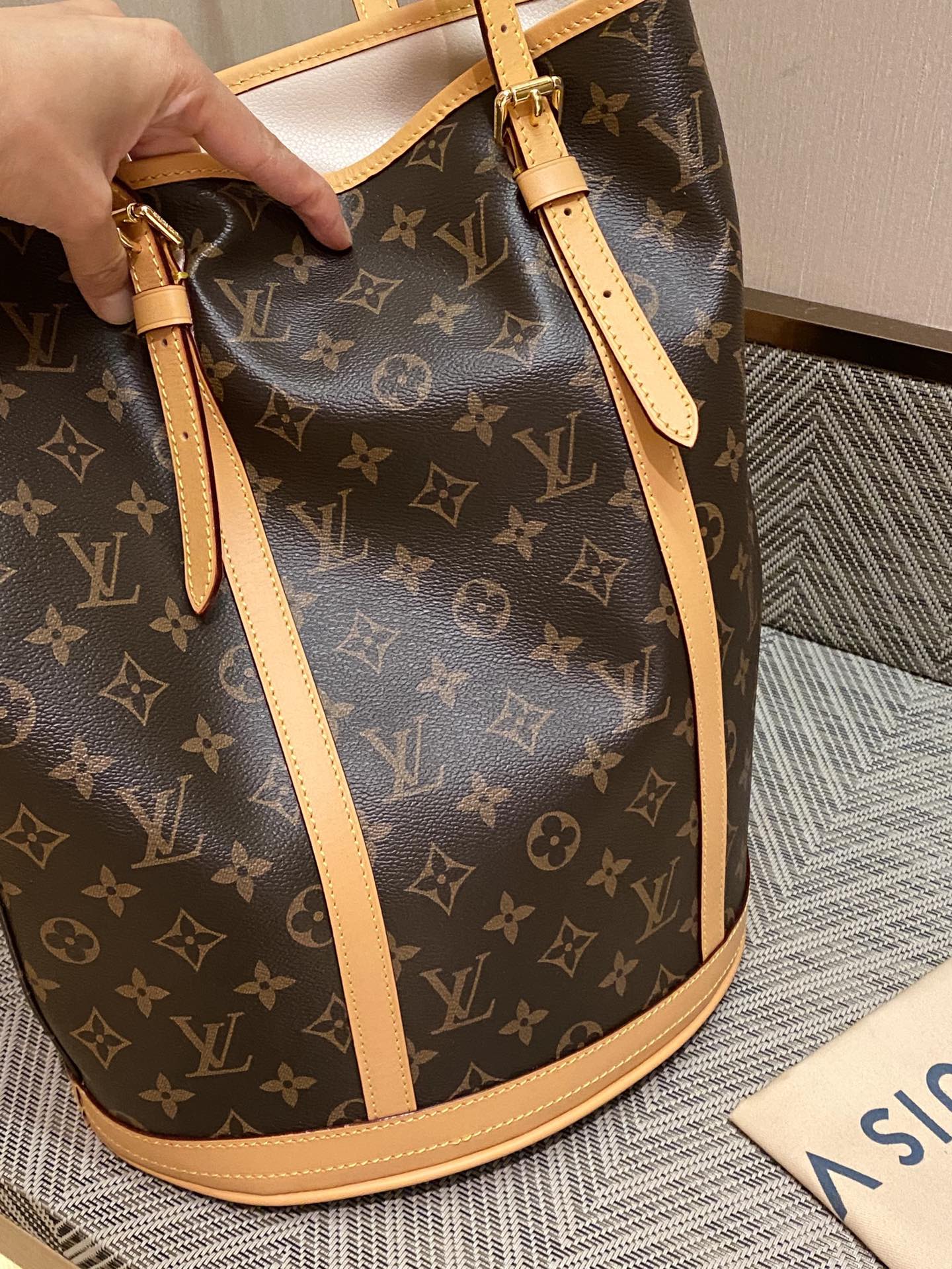 A vintage Louis Vuitton piece distinguished by its archival appeal - Comprehensive 3