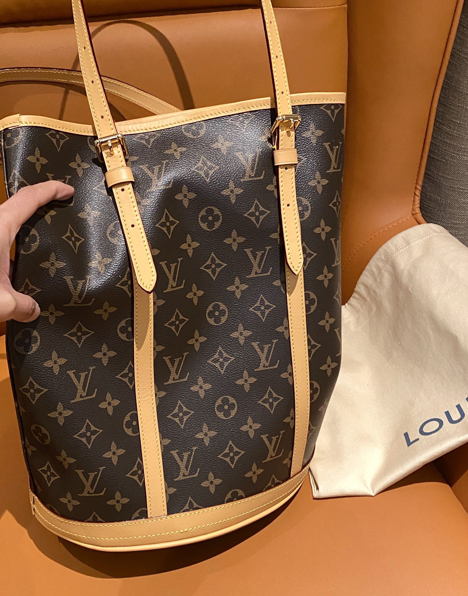 A vintage Louis Vuitton piece distinguished by its archival appeal - Comprehensive 4