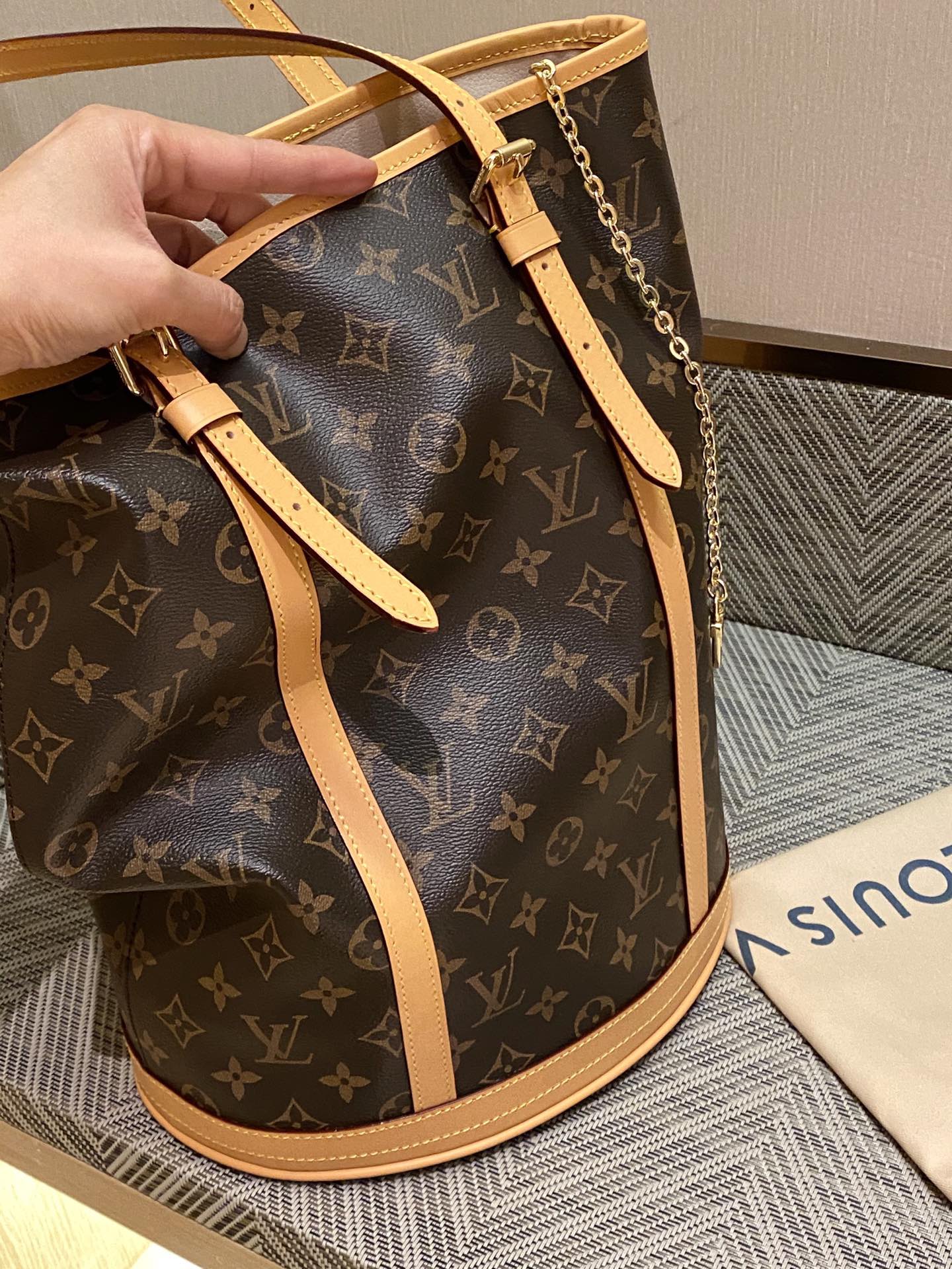 A vintage Louis Vuitton piece distinguished by its archival appeal - Comprehensive 2