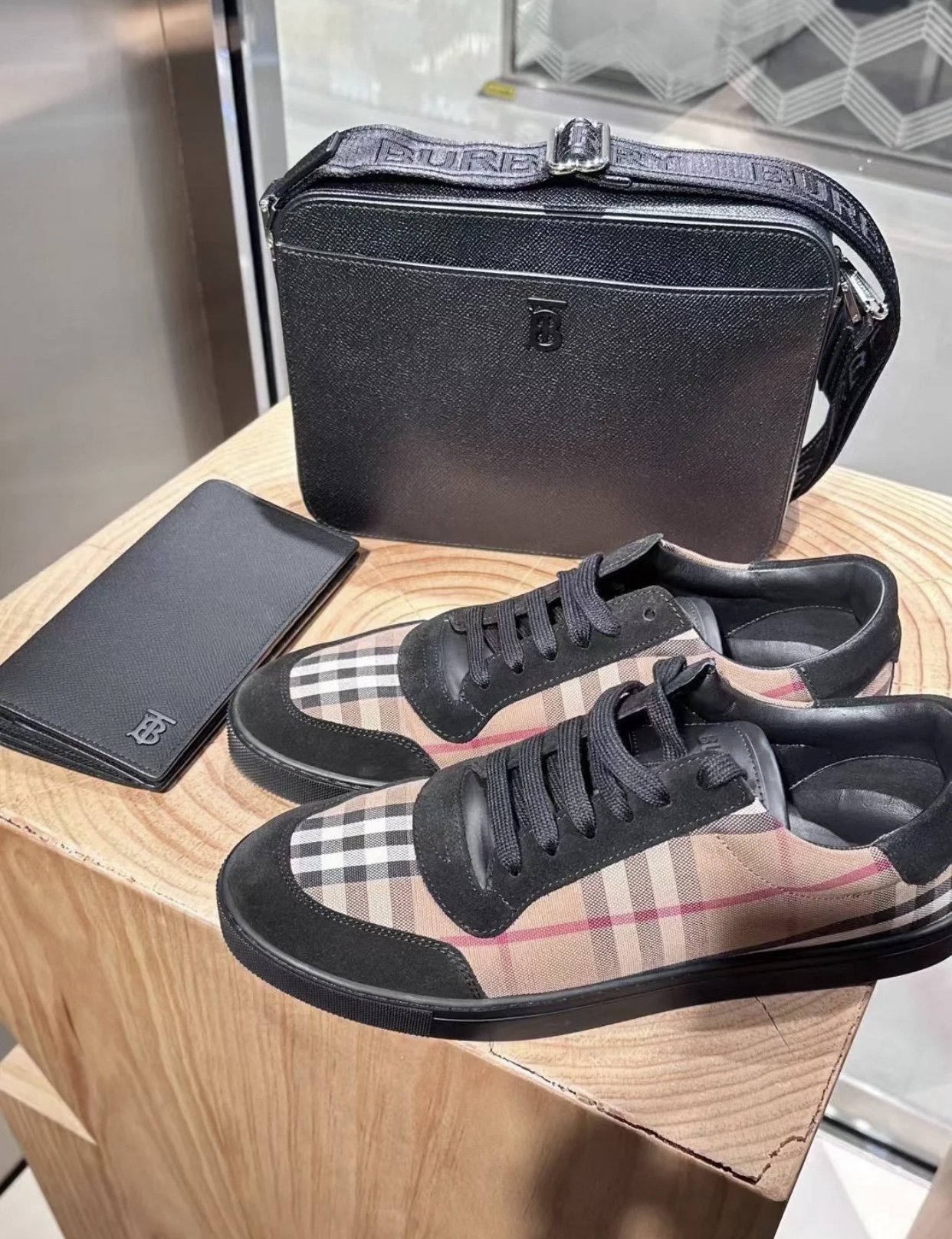 Burberry Spring/Summer 2023 Men's Crossbody Bag - Comprehensive