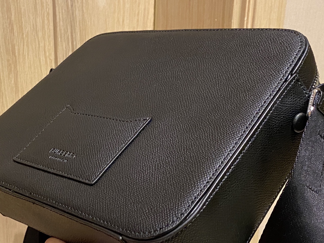 Men's Grained Calfskin Crossbody Bag - Comprehensive 7