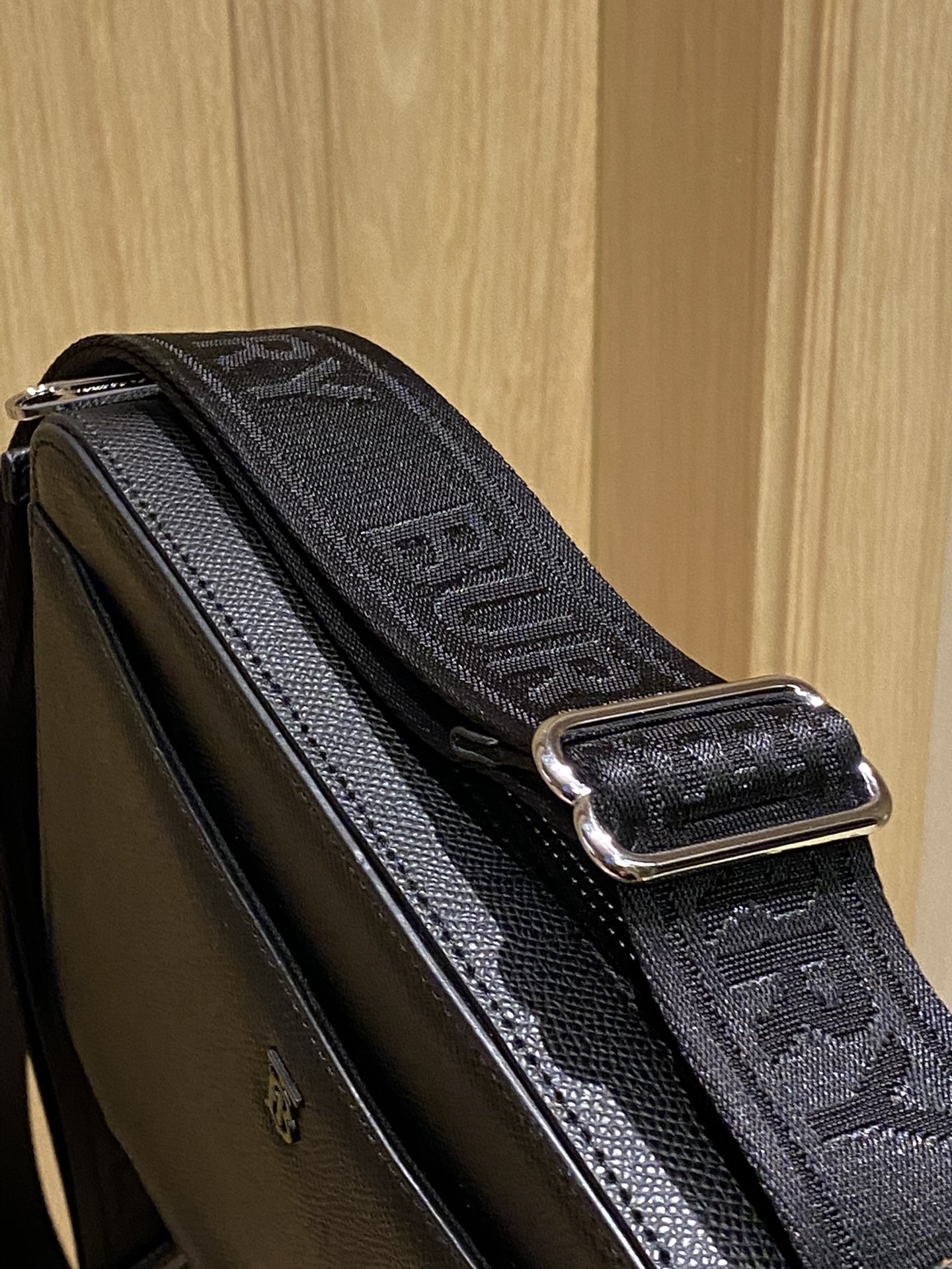 Men's Grained Calfskin Crossbody Bag - Comprehensive 6
