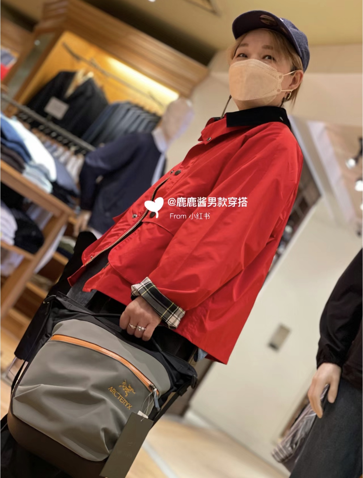 既是轻装背徒步又是平时生活中的万能背包 4