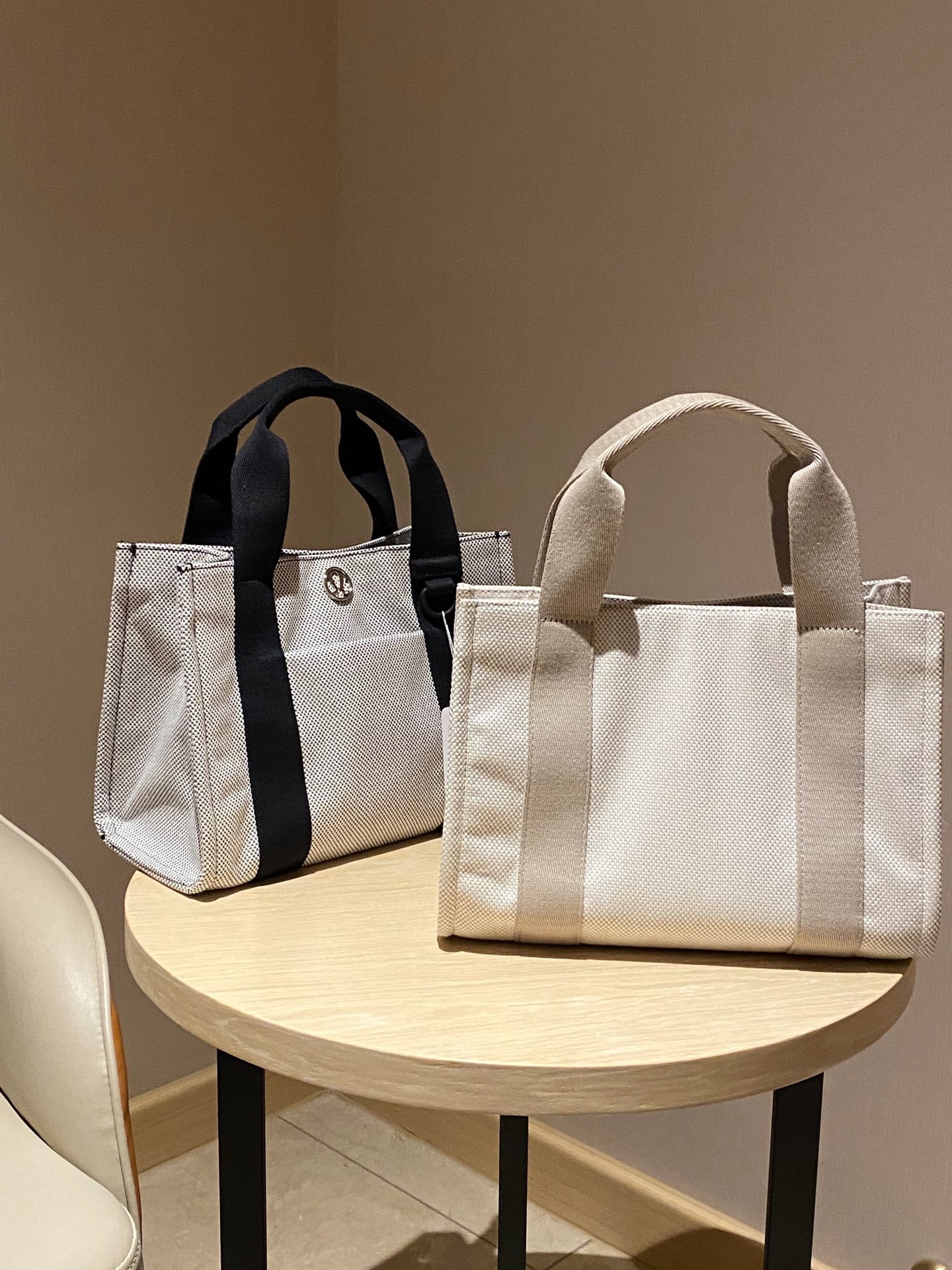 Crafted from heavy-weight imported canvas, combining a supple texture wi - Comprehensive 4