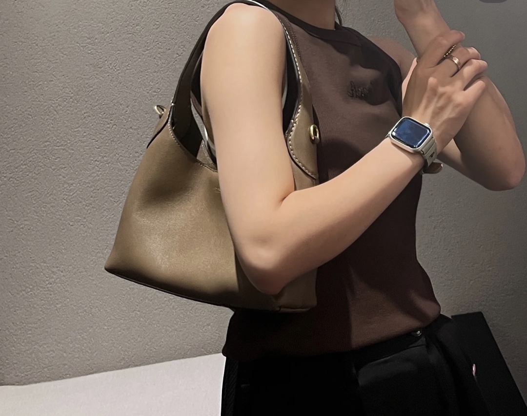 this piece lends an elevated touch even to a simple solid T-shirt - Comprehensive 6