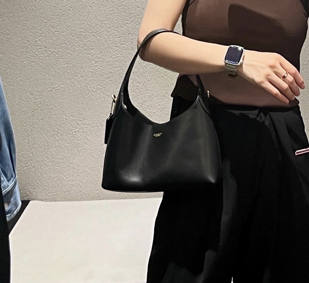 this piece lends an elevated touch even to a simple solid T-shirt - Comprehensive 4