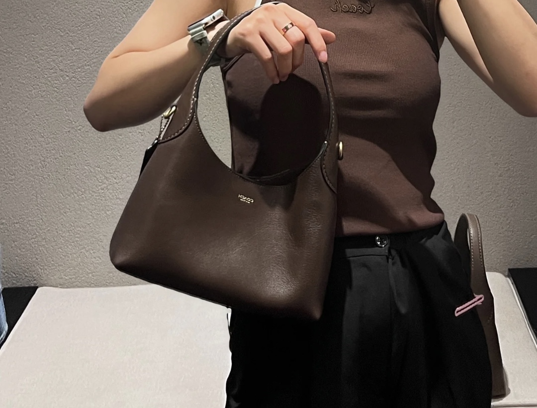 this piece lends an elevated touch even to a simple solid T-shirt - Comprehensive 5