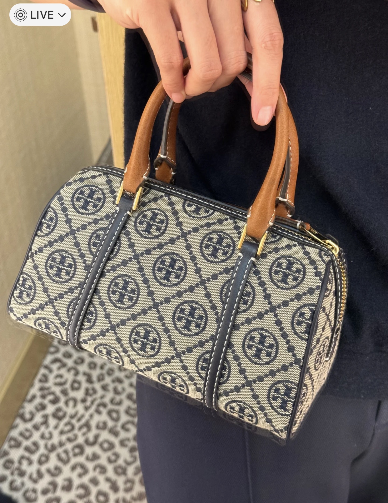 this compact Boston bag combines classic design with practical - Comprehensive 4