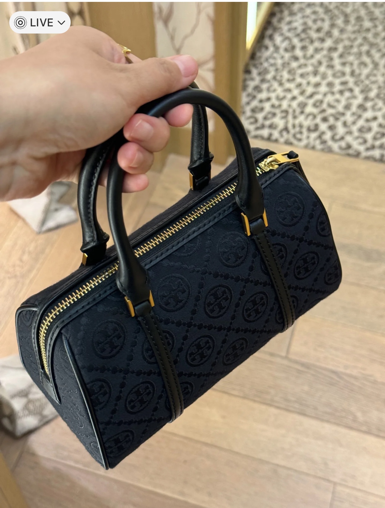 this compact Boston bag combines classic design with practical - Comprehensive 2