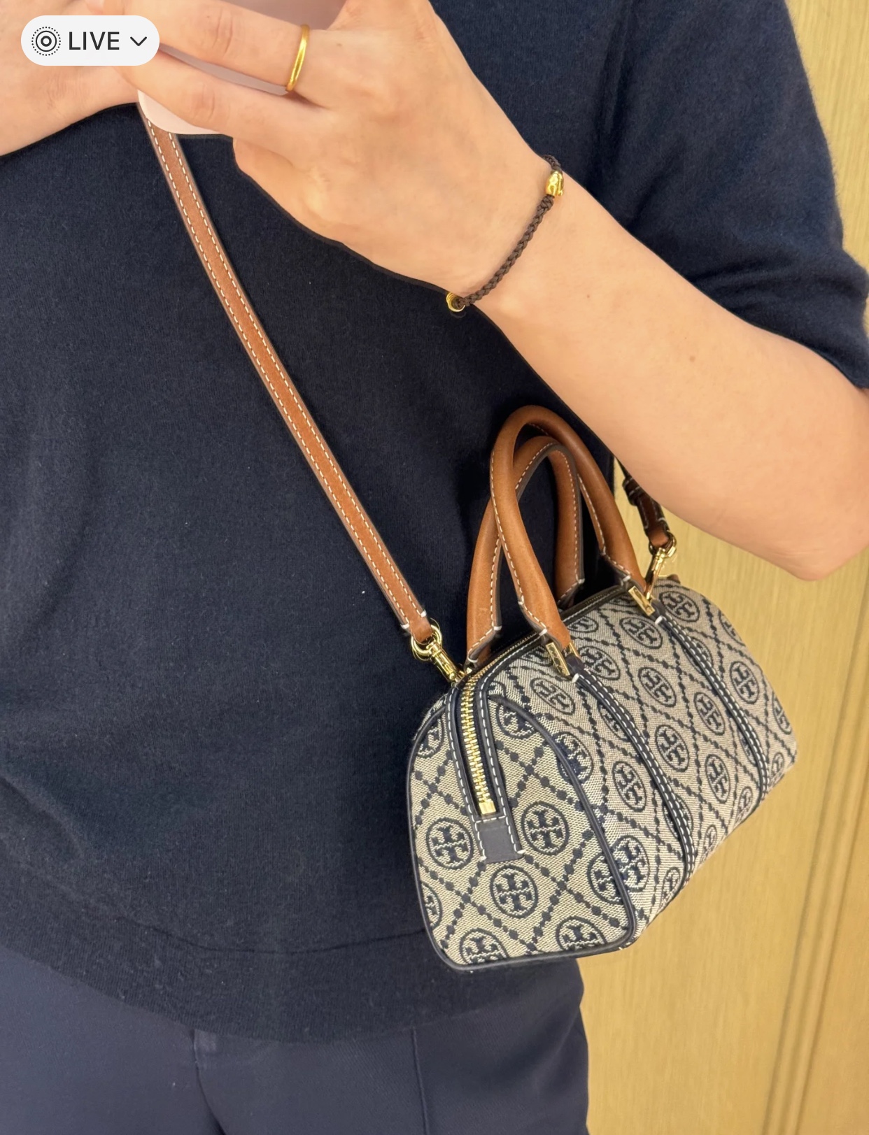 this compact Boston bag combines classic design with practical - Comprehensive 5