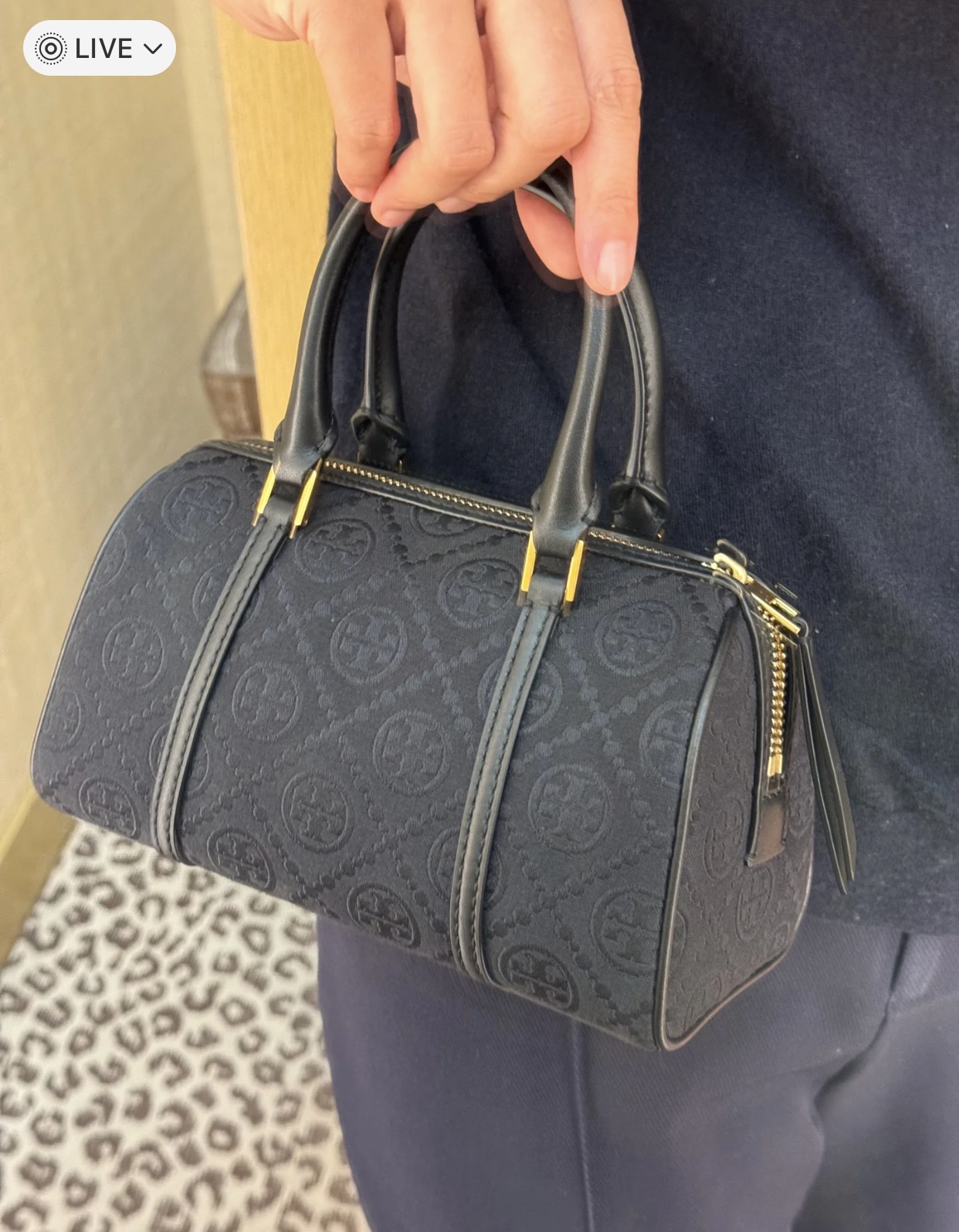 this compact Boston bag combines classic design with practical - Comprehensive 3