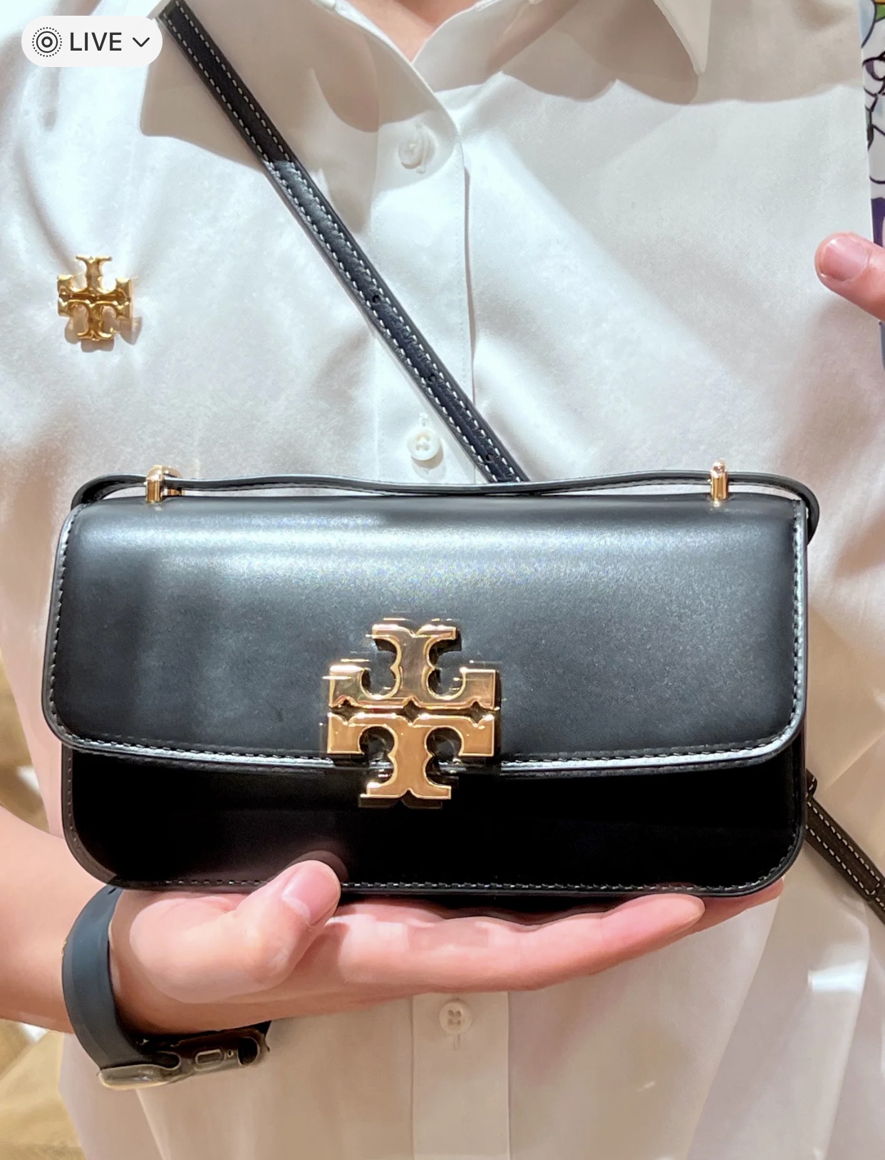 Structured flap shoulder bag featuring a signature polished gold-tone - Comprehensive 2