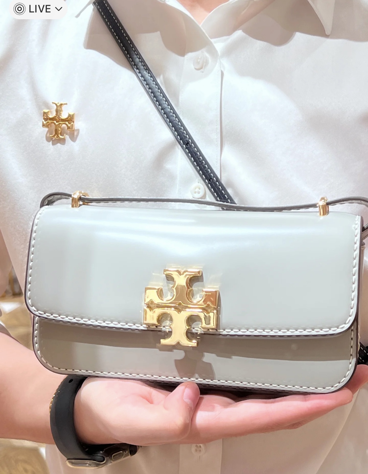 Structured flap shoulder bag featuring a signature polished gold-tone - Comprehensive 3