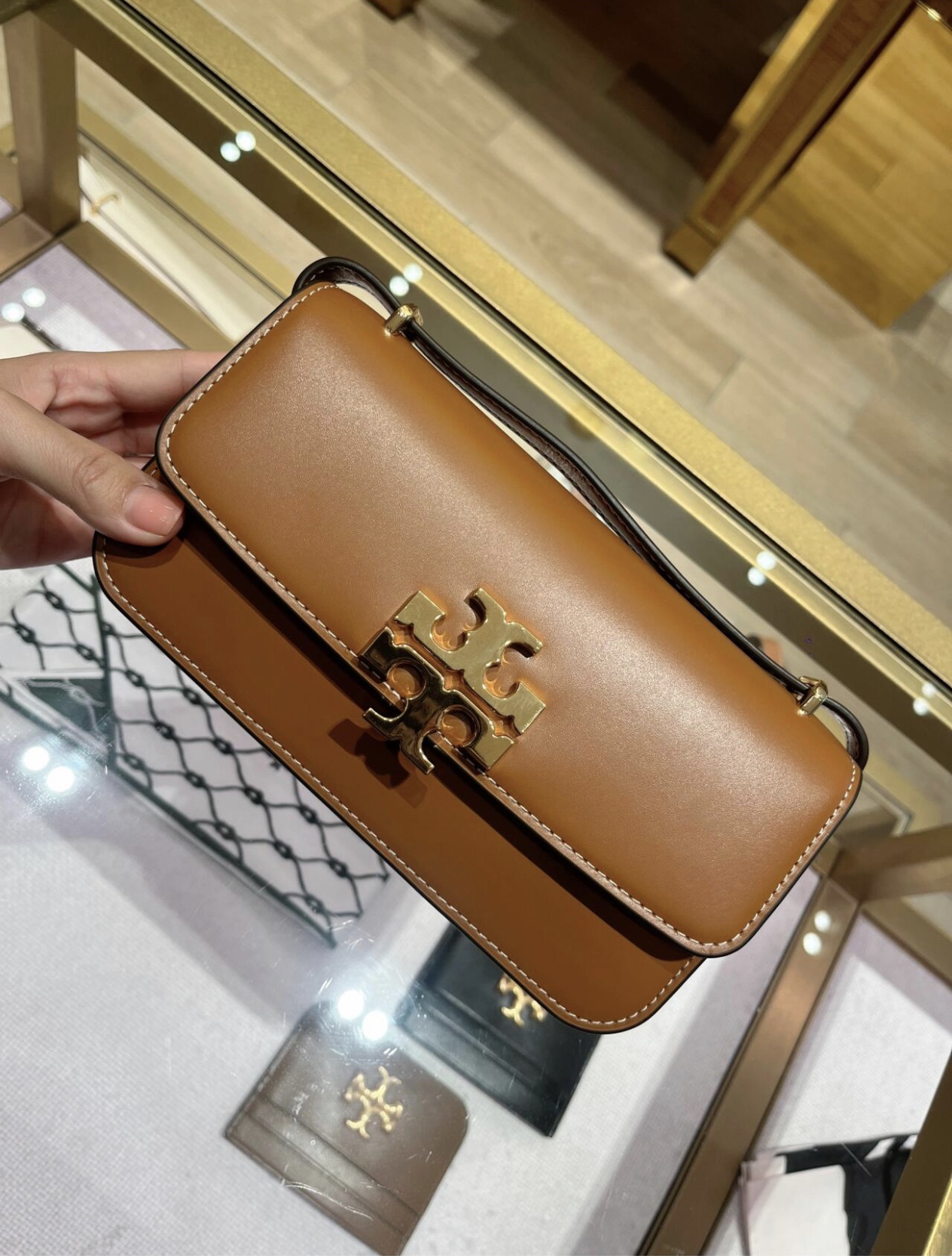 Crafted in cowhide leather, this runway style is designed for versatile  - Comprehensive 6