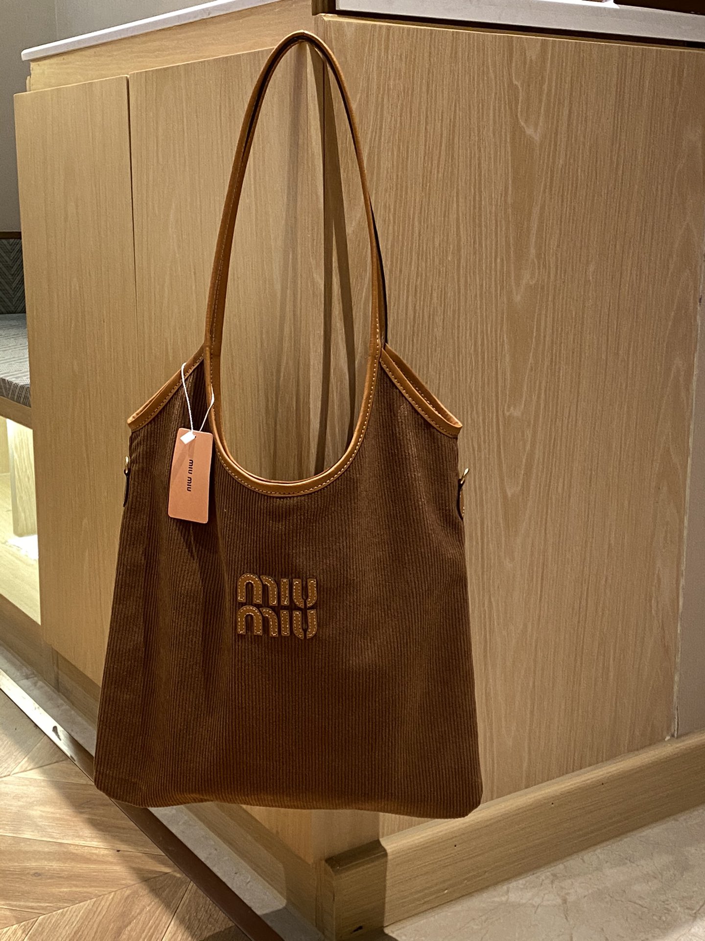 Model: Crescent Tote Bag - Comprehensive 3