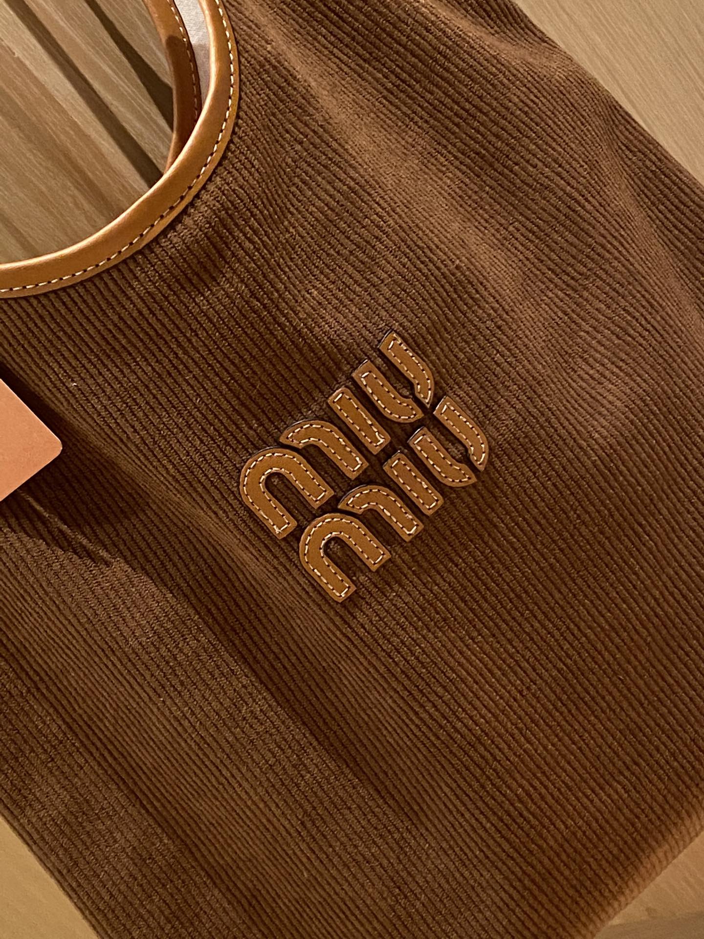 Model: Crescent Tote Bag - Comprehensive 8