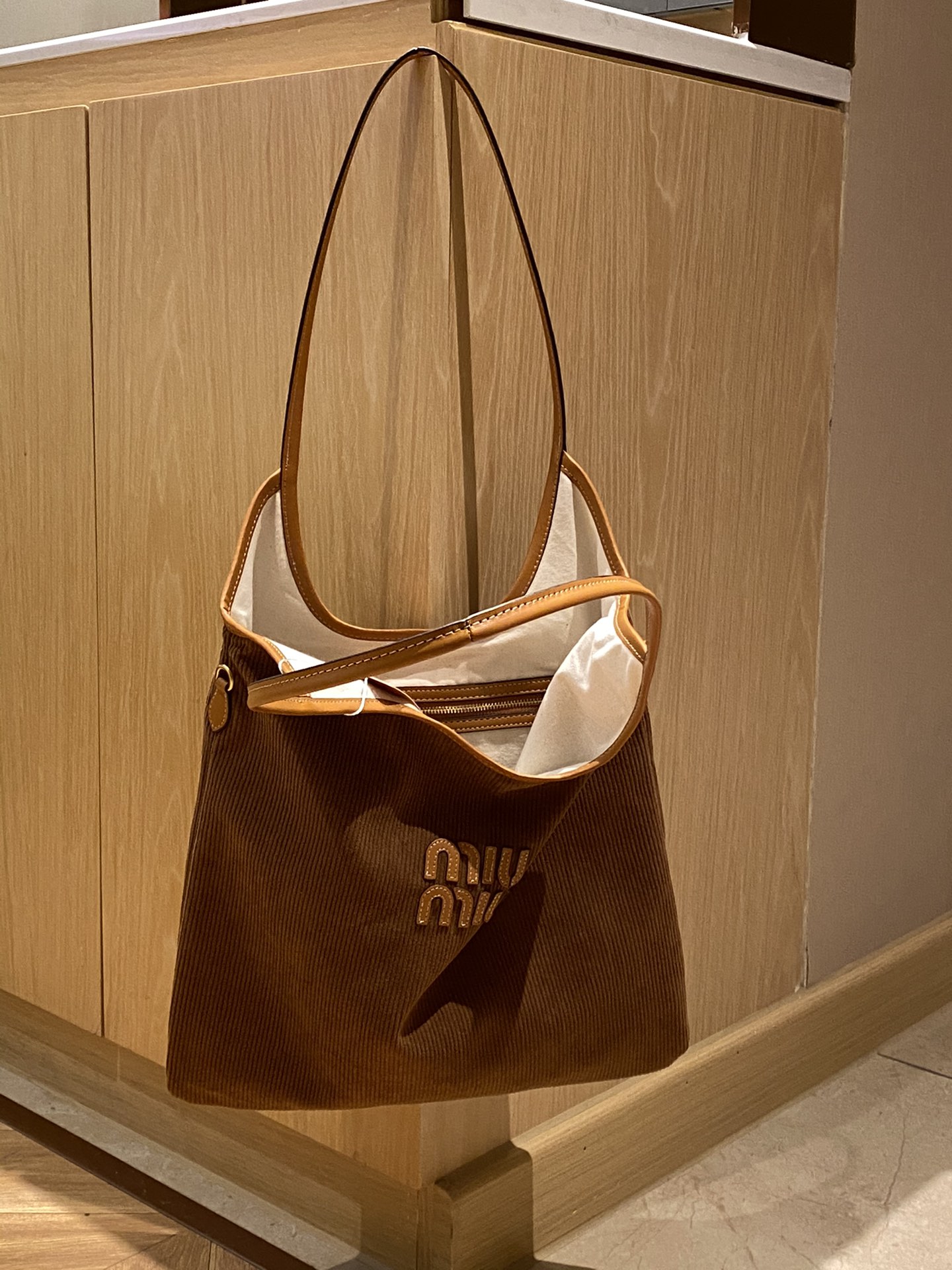 Model: Crescent Tote Bag - Comprehensive 5