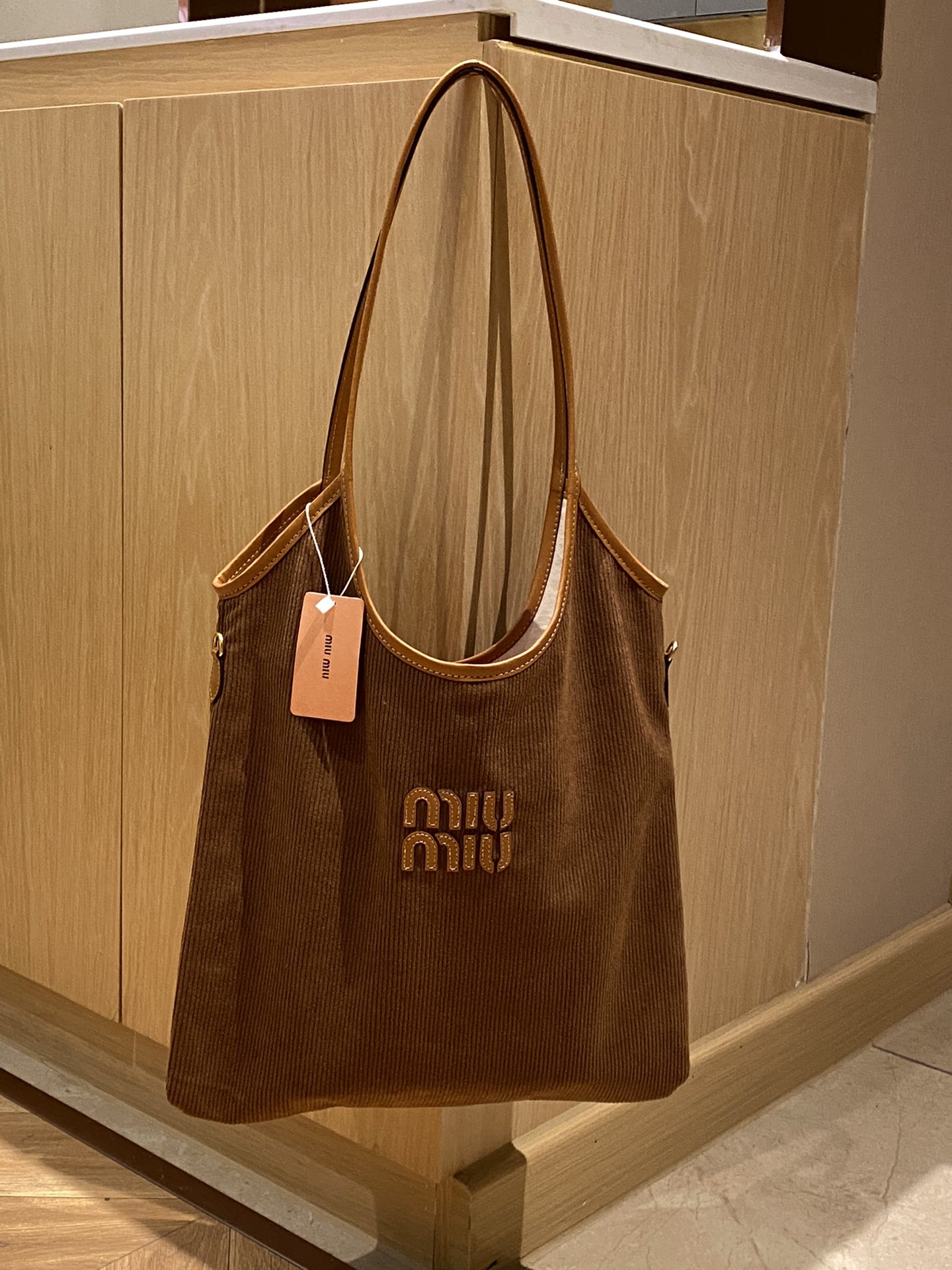 Model: Crescent Tote Bag - Comprehensive 4