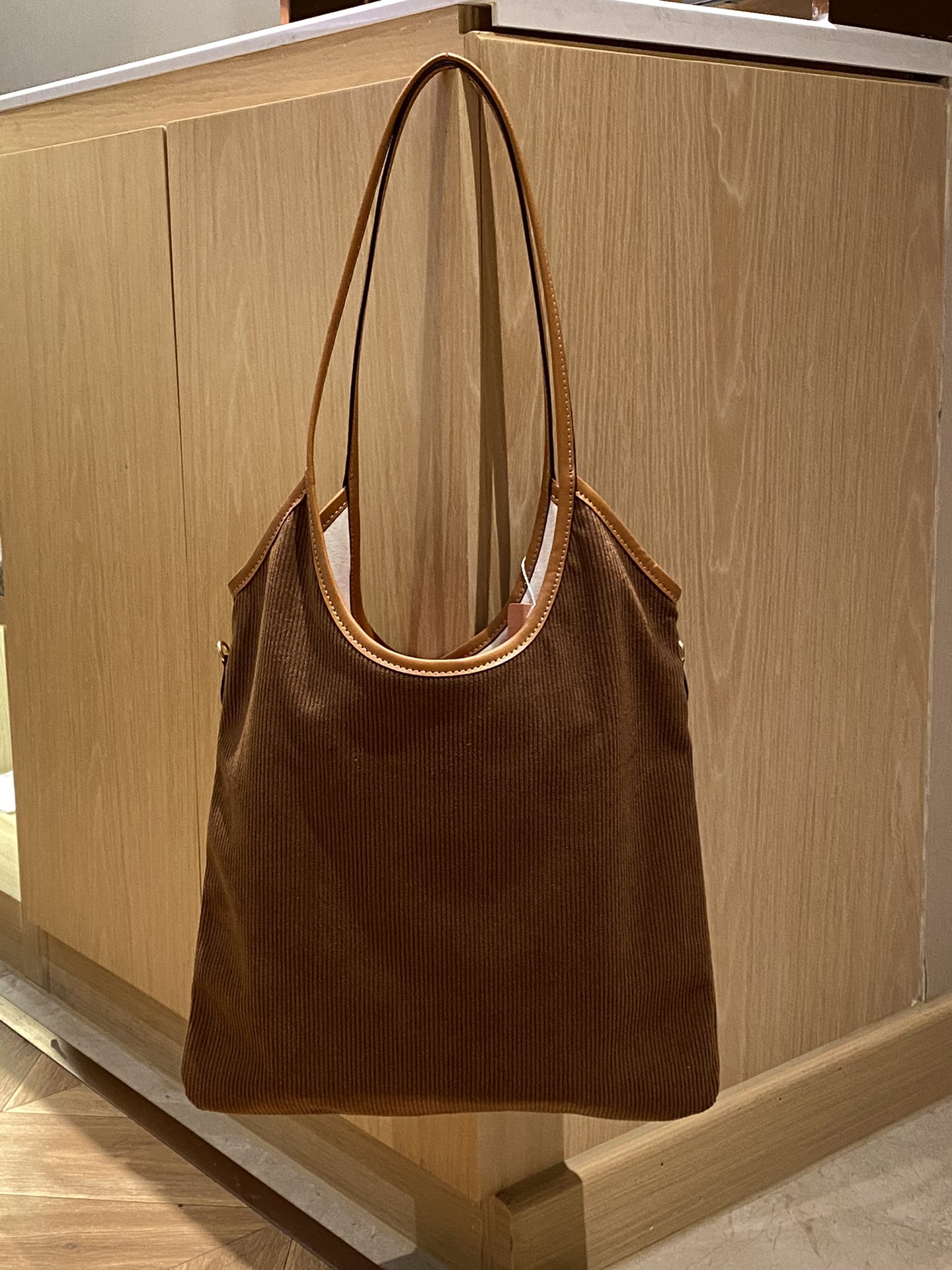 Model: Crescent Tote Bag - Comprehensive 2