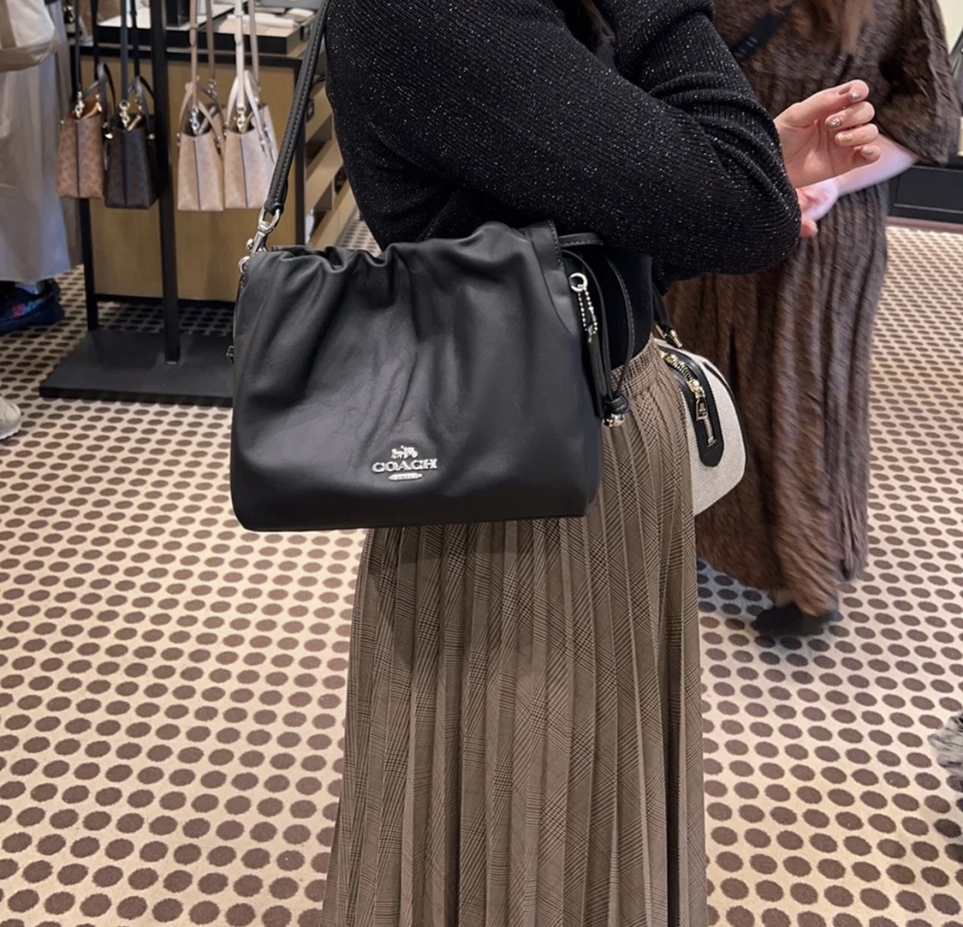 Designed for effortless versatility, seamlessly complementing both casua - Comprehensive 6