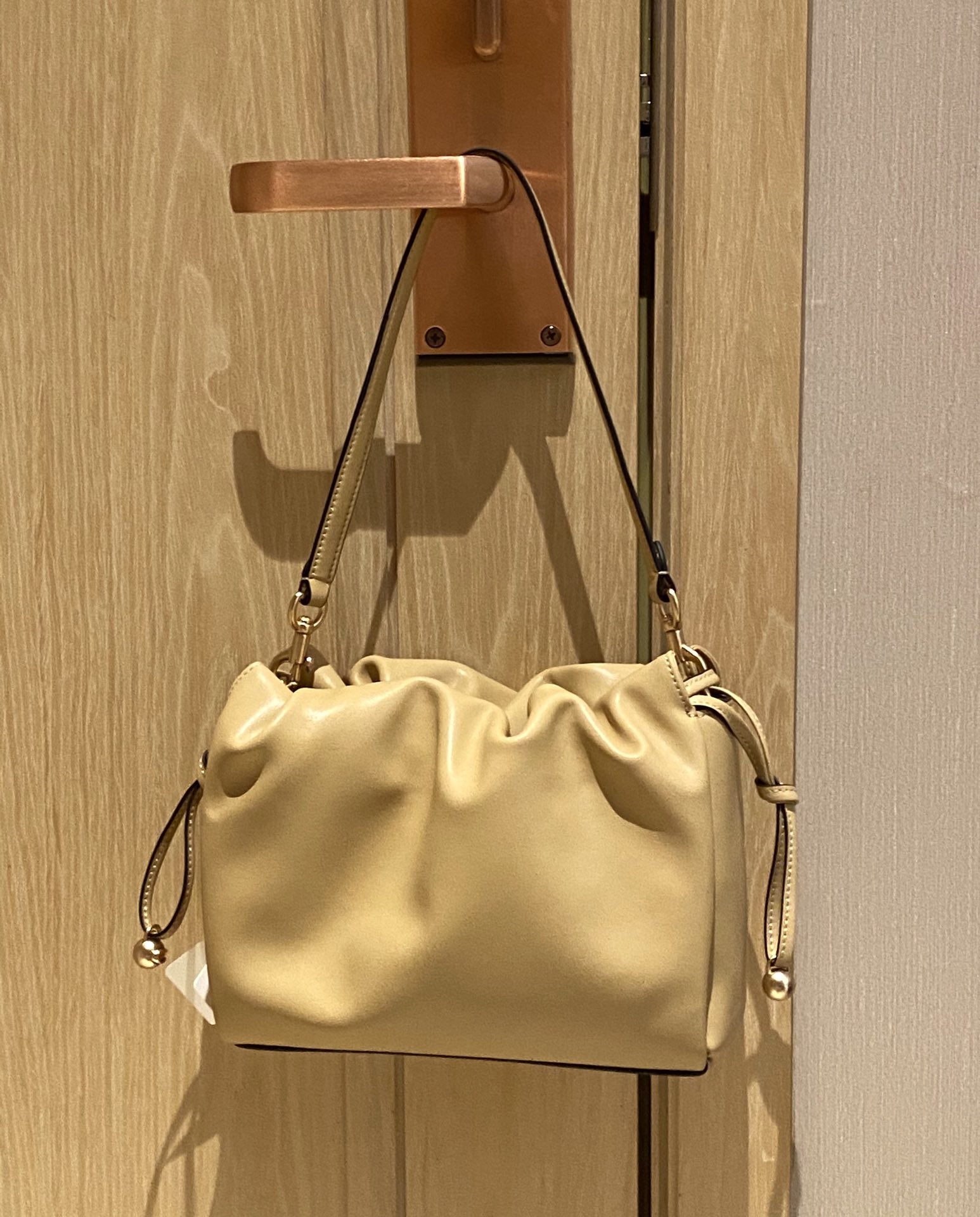 wear as an underarm shoulder bag - Comprehensive 2