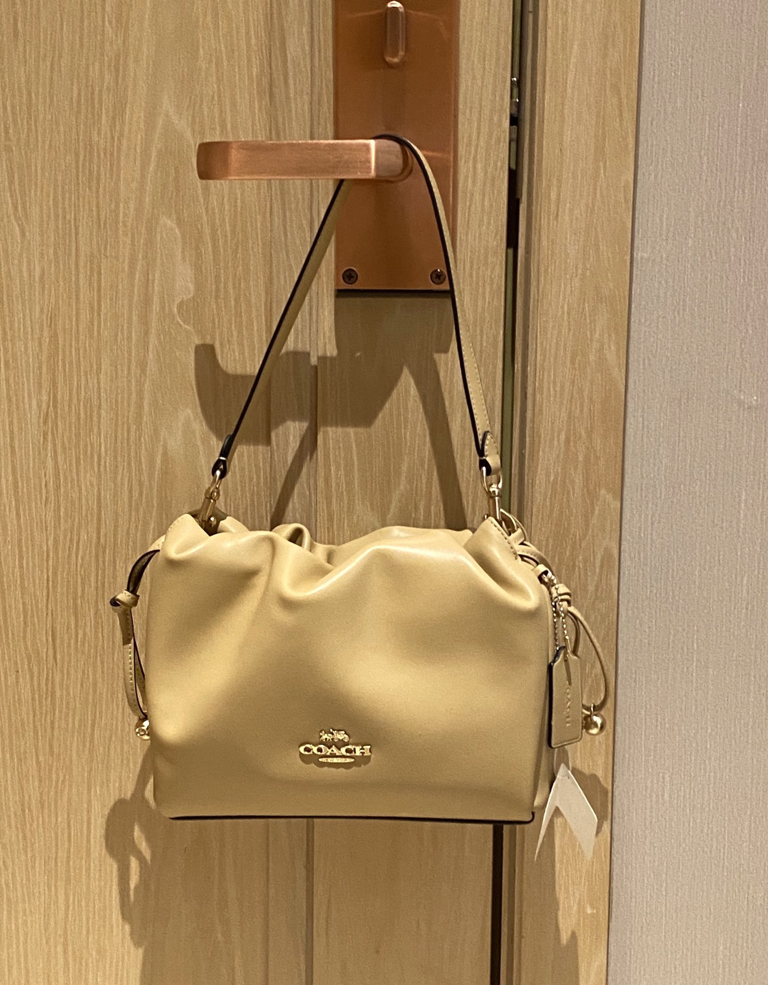 wear as an underarm shoulder bag - Comprehensive 3