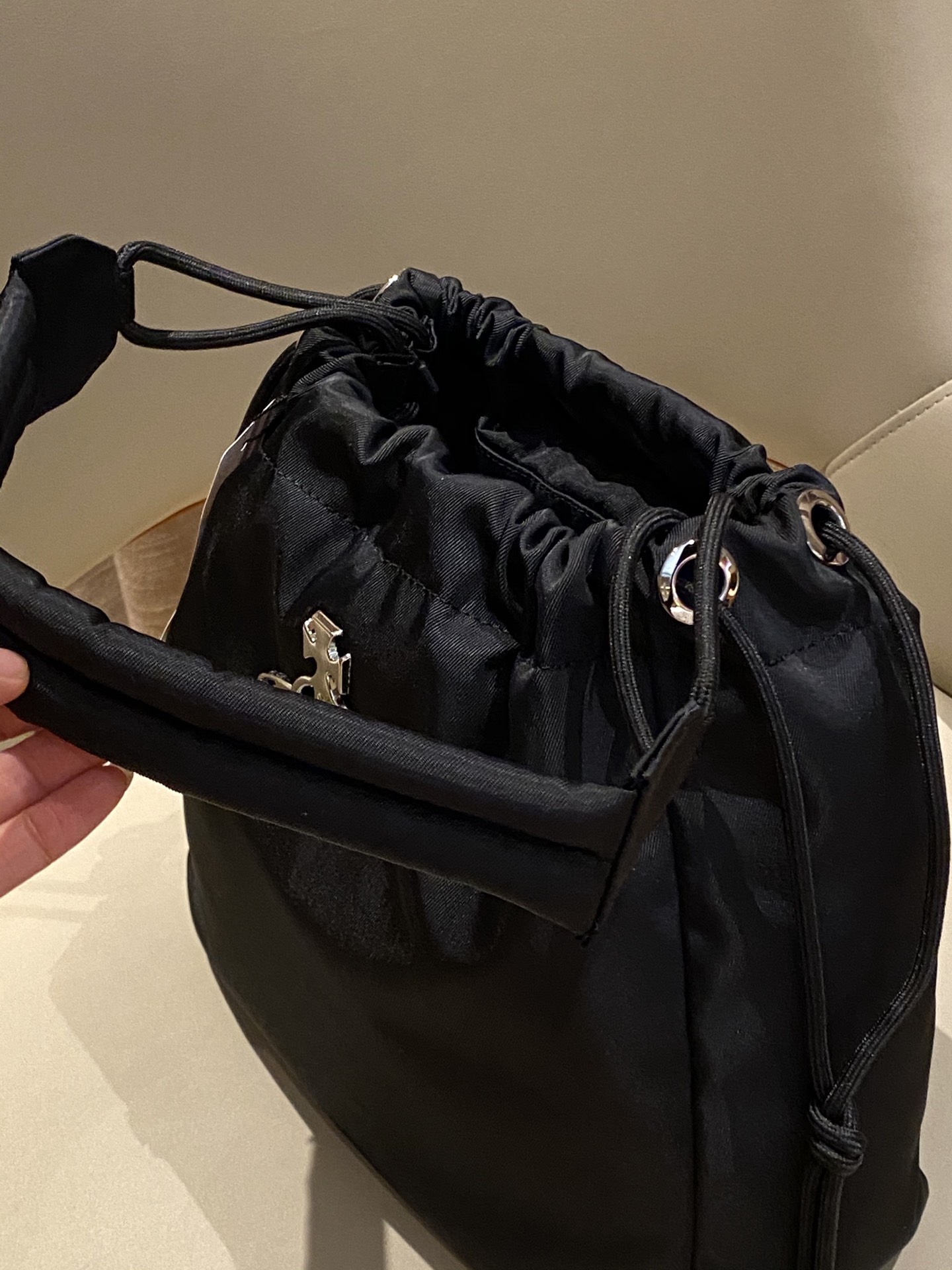 Features a padded shoulder strap and a lightweight construction. Can be  - Comprehensive 2