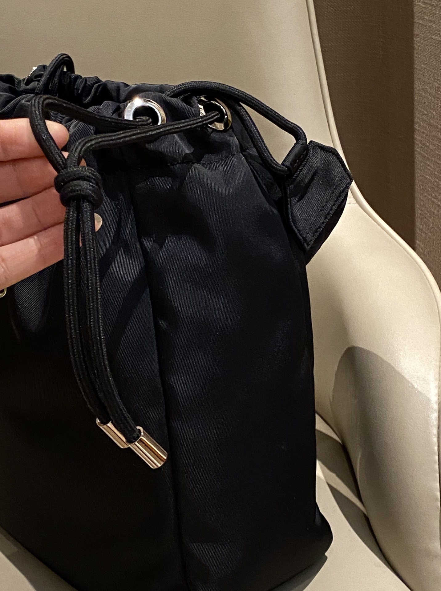 Features a padded shoulder strap and a lightweight construction. Can be  - Comprehensive 3