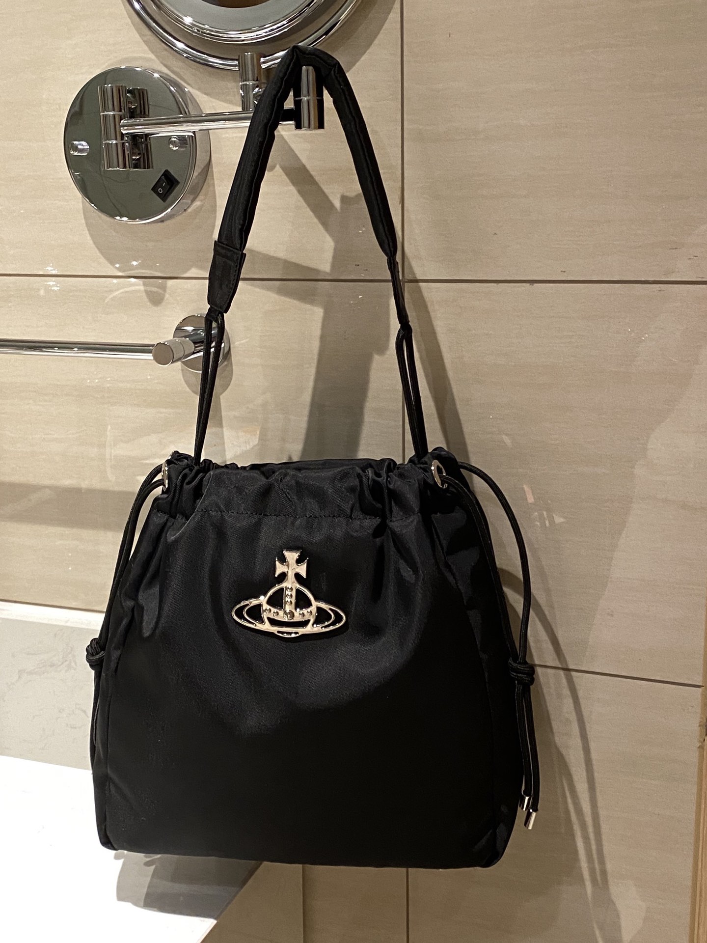 包身上的土星logo标识明显 3
