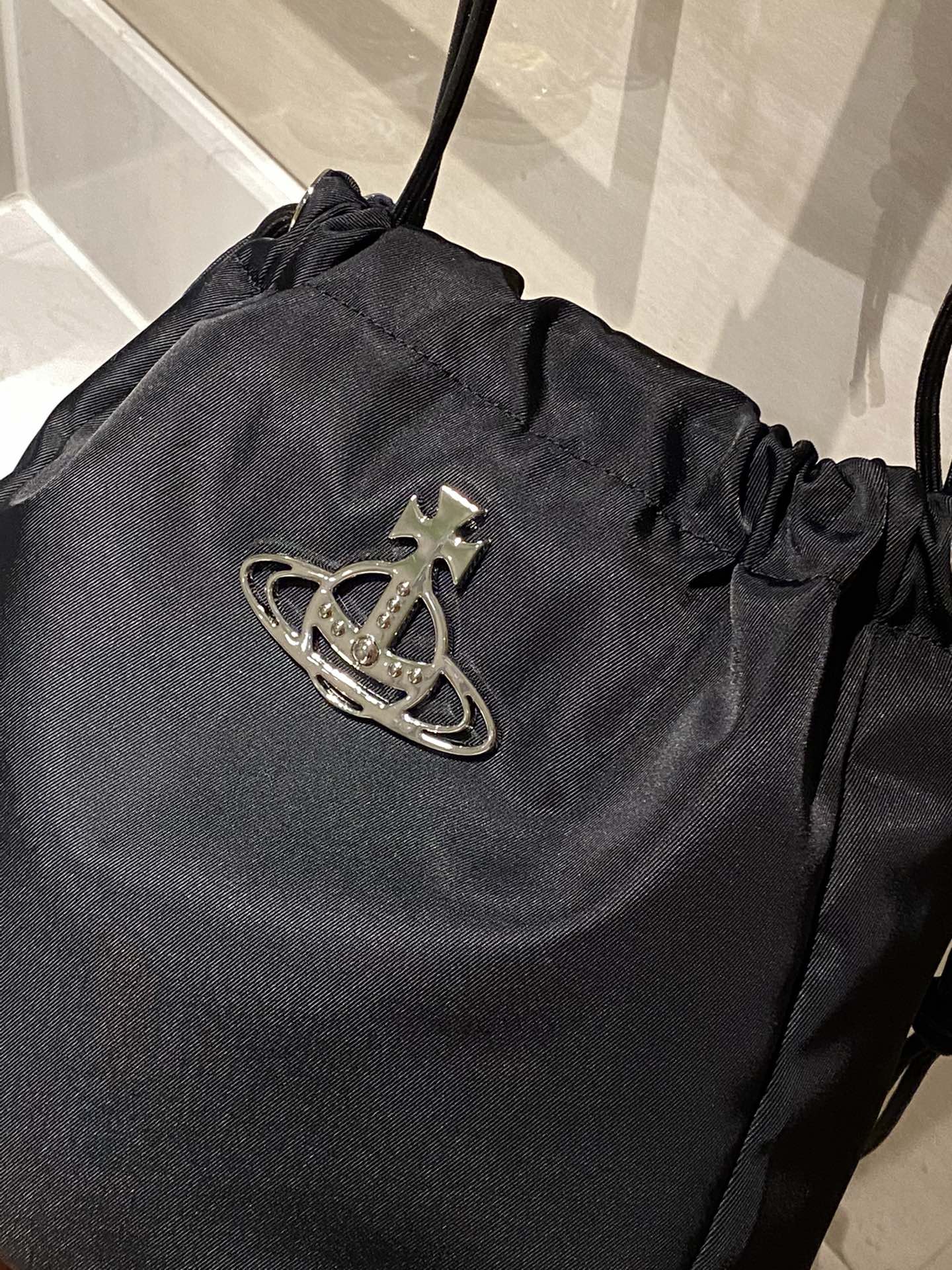 包身上的土星logo标识明显 6